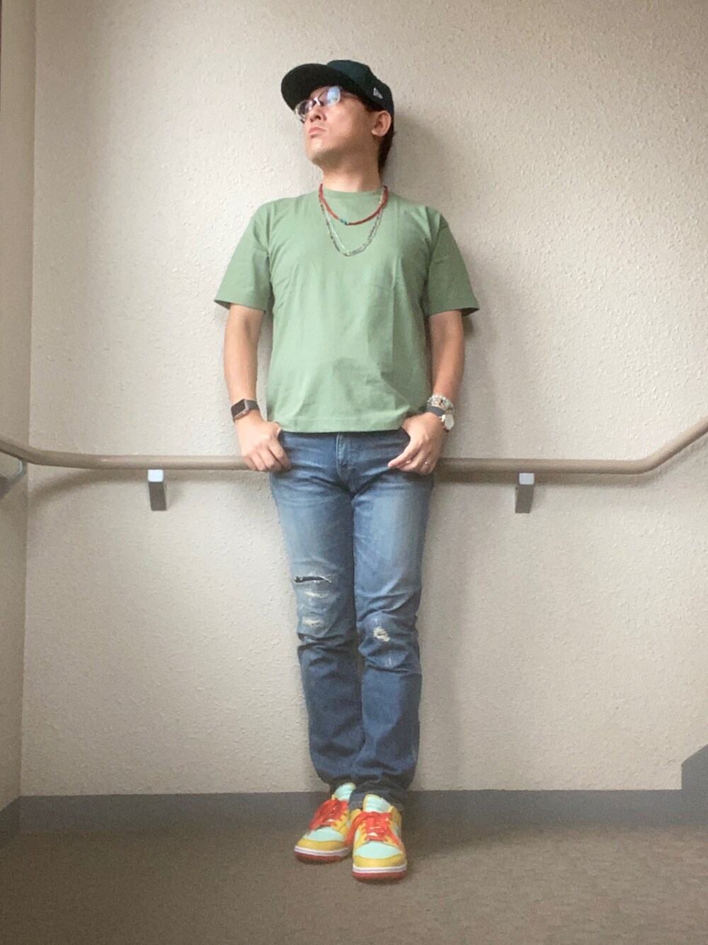 「秋コーデ、カジュアルコーデ、キャップ、スニーカーコーデ、nikebyyou、ダンク、dunk、ダメージデニムパンツ、JAPAN BLUE JEANS、ビーズネックレス、アクセじゃら付け、Tシャツコーデ、休日スタイル、あたまにキャップフェス」｜「HANESの【別注】 ＜Hanes（ヘインズ）＞ BEEFY-T/ビーフィー Tシャツ ◇ ：（Tシャツ/カットソー、グリーン系）」を使った、melOnさん（メンズ・173cm）の秋コーディネートの1枚目の写真