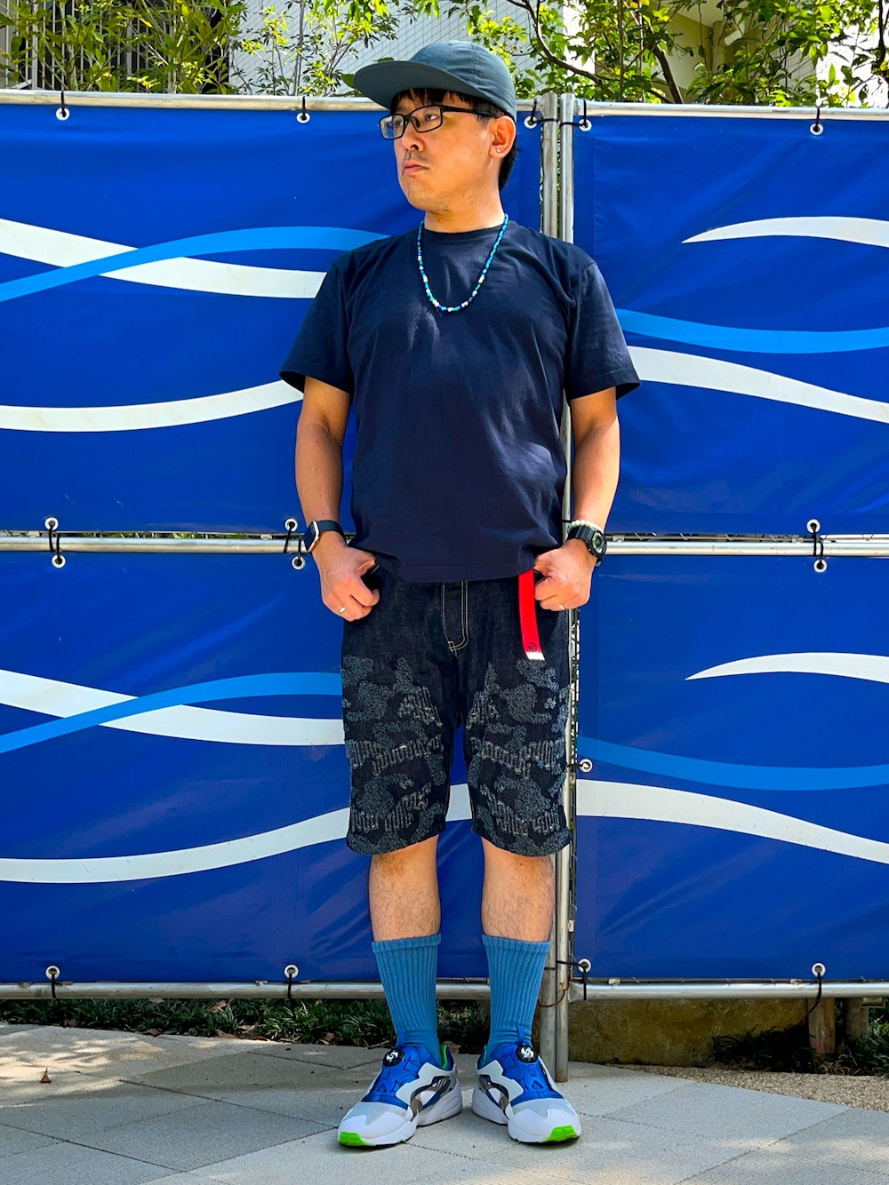 「夏コーデ、秋服準備はじめました、休日コーデ、お出かけコーデ、Tシャツ×デニム、ハーフパンツ、ダメージデニムパンツ、無地T、スニーカー、ディスクブレイズ、disc blaze、キャップ、ビーズネックレス、ベルト垂らし、ストリート」｜「PUMAのPUMA プーマ ユニセックス ディスクブレイズ OG スニーカー（スニーカー、グレー系）」を使った、melOnさん（メンズ・173cm）の秋コーディネートの1枚目の写真