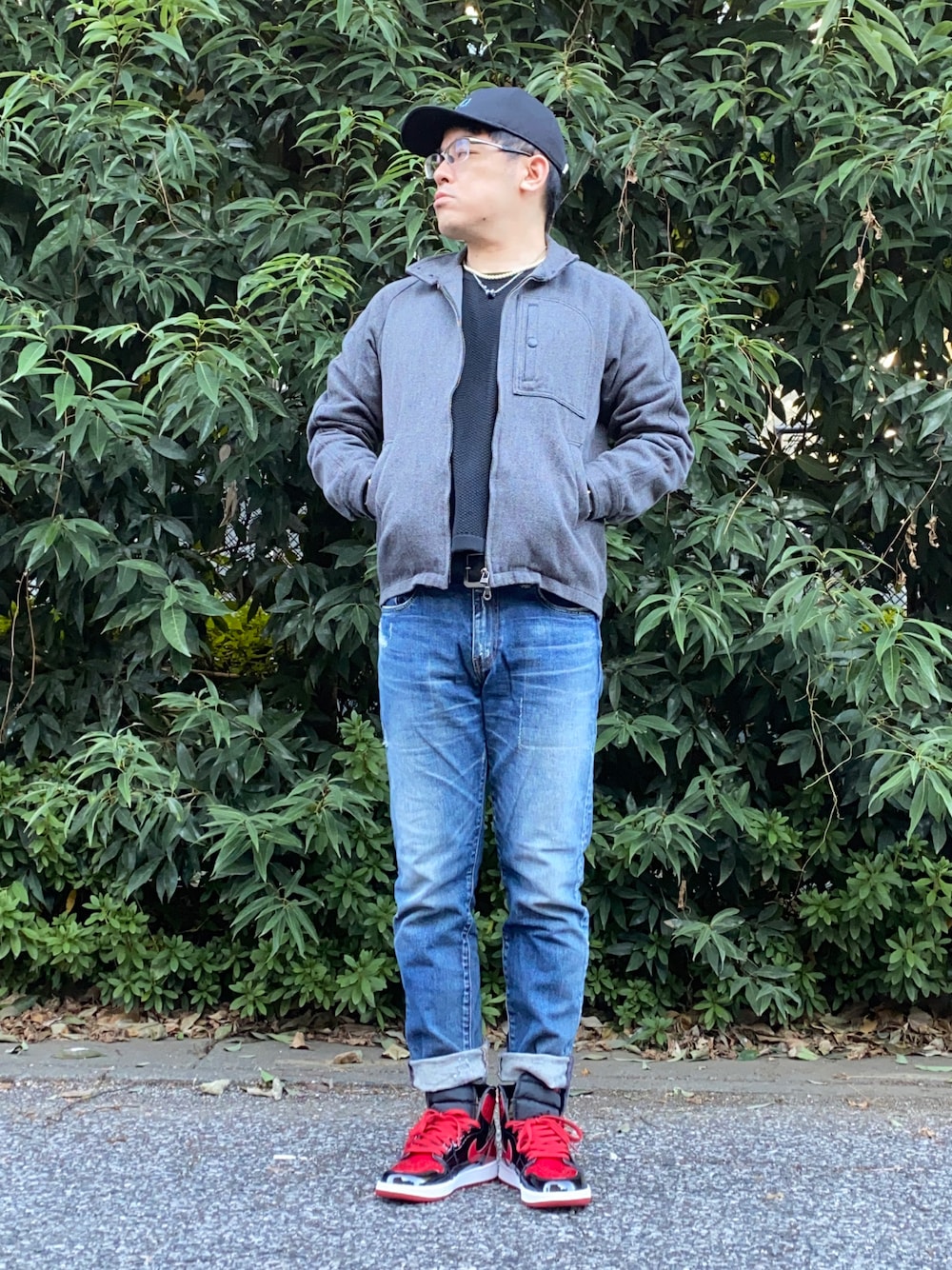 「冬コーデ、ストリート、ダメージデニムパンツ、ハリントンジャケット、ニット、アメカジ、スニーカーコーデ、エアジョーダン、jordan1、ジョーダン1、AIR JORDAN、パールネックレス、リングネックレス、キャップコーデ、ロールアップ」｜「JOURNAL STANDARDのリカバーオーバーCN#（ニット/セーター、ブラック系）」を使った、melOnさん（メンズ・173cm）の冬コーディネートの1枚目の写真