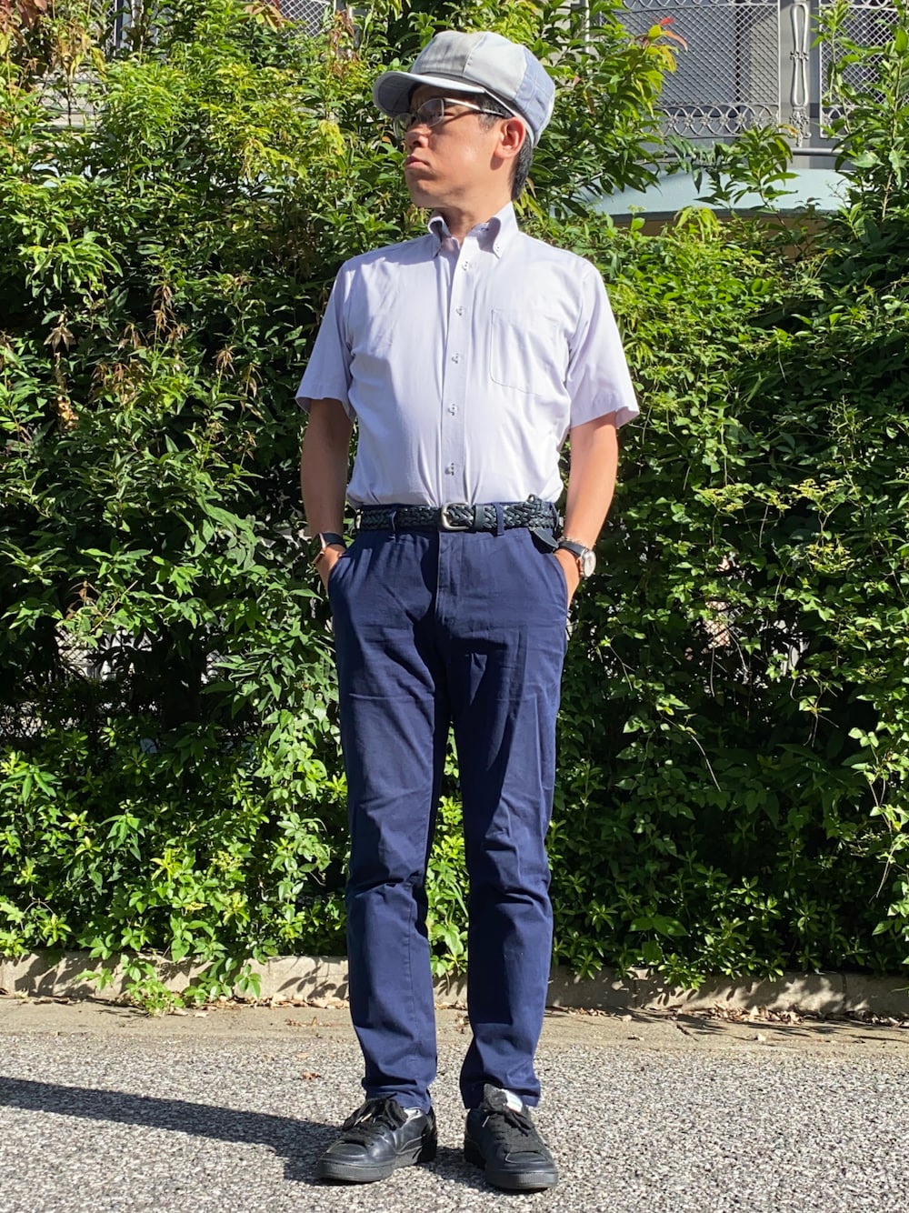 「夏コーデ、通勤コーデ、お仕事コーデ、ビジネスカジュアル、オフィスカジュアル、ボタンダウンシャツ、シャツスタイル、チノパン、メッシュベルト、rhuda、スニーカー、黒スニーカー、キャスケット、PUMA、大人コーデ」｜「Perfect Suit FActoryの【バイオセンサー/完全ノーアイロン】半袖アイシャツ　ホワイト/サックス/グレー　WEB限定（ビジネスシャツ、グレー系）」を使った、melOnさん（メンズ・173cm）の秋コーディネートの1枚目の写真