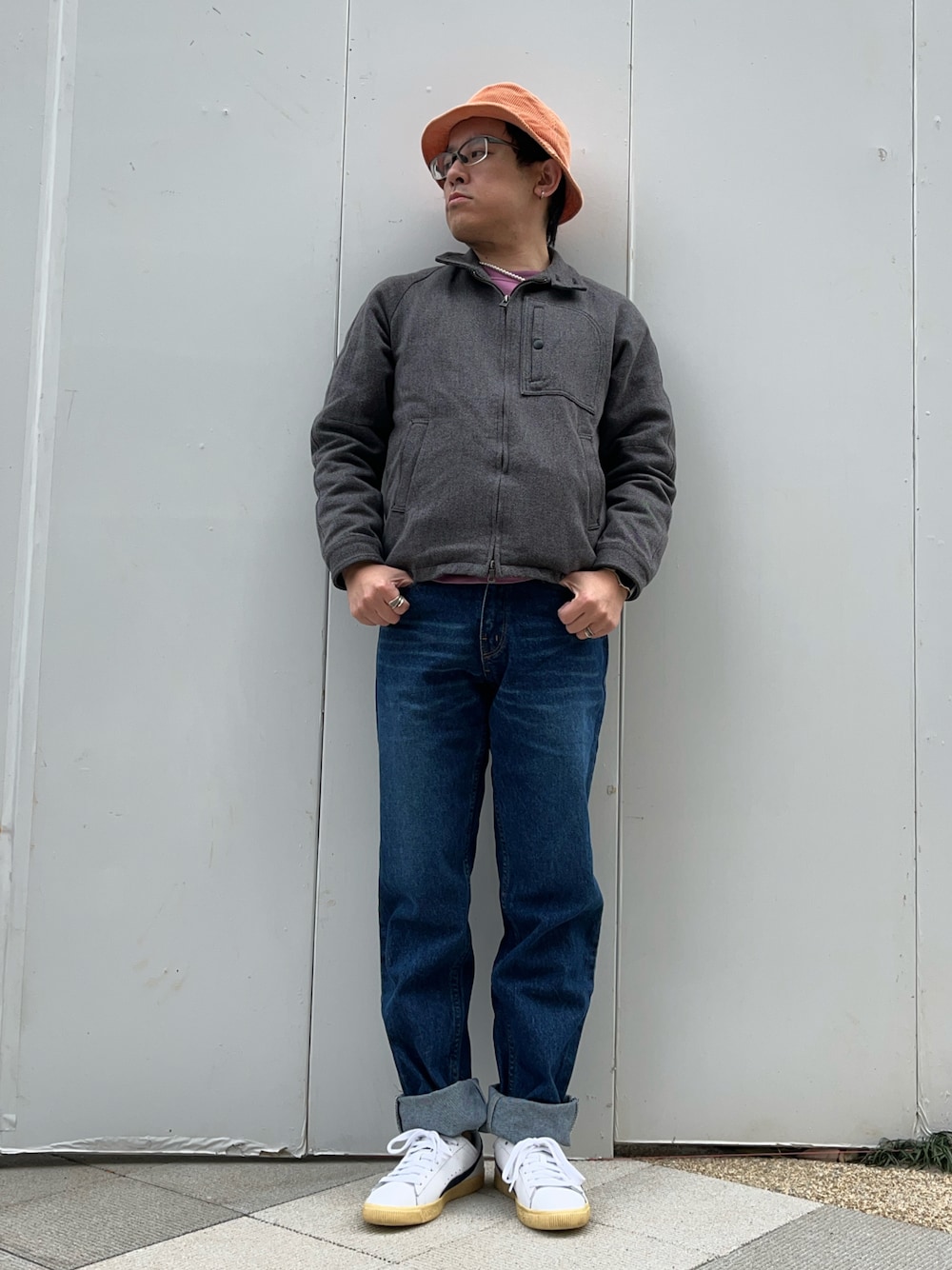 「冬コーデ、お出かけコーデ、ハリントンジャケット、レイヤードスタイル、デニム、ワイドパンツ、プリズンブルース、prison blues、スニーカー、Clyde、クライド、PUMA、バケットハット、ビーズネックレス、ロールアップ」｜「JAPAN BLUE JEANSのアイテム（ブルゾン、グレー系）」を使った、melOnさん（メンズ・173cm）の冬コーディネートの1枚目の写真