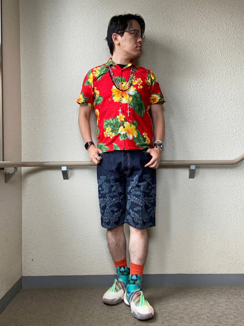 レッド系のシャツ/ブラウス、ブルー系のデニムパンツ、その他のスニーカーを着用したメンズの夏コーディネートの1枚目の写真