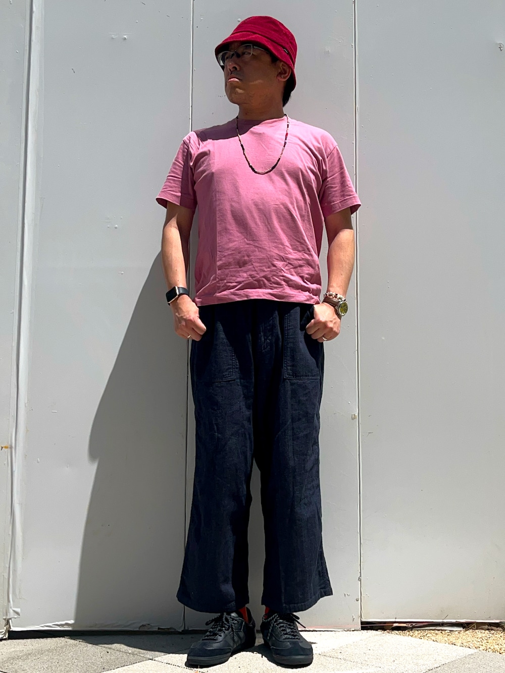「春コーデ、休日スタイル、お出かけコーデ、夏コーデ、Tシャツ×デニム、ワイドパンツ、デニム、スニーカー、samba、サンバ、ファレル・ウィリアムズ、Pharrell Williams、バケットハット、ビーズネックレス、ピンクコーデ」｜「HANESの【別注】 ＜Hanes（ヘインズ）＞ BEEFY-T/ビーフィー Tシャツ ◇ ：（Tシャツ/カットソー、ピンク系）」を使った、melOnさん（メンズ・173cm）の春コーディネートの1枚目の写真