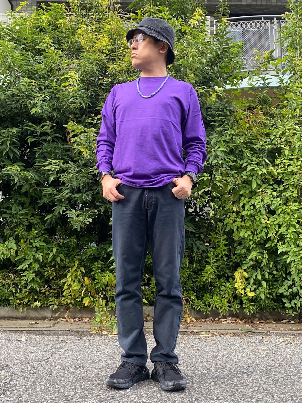 「冬コーデ、ファッションを楽しもう、ストリート、メンズコーデ、シンプルコーデ、ロンT、無地T、Tシャツ×デニム、ブラックデニム、スニーカー、ウルトラブースト、ultra boost、バケットハット、ビーズネックレス、差し色」｜「FRUIT OF THE LOOMのFRUIT OF THE LOOM/フルーツオブザルーム クルーネックロングTシャツ（Tシャツ/カットソー、パープル系）」を使った、melOnさん（メンズ・173cm）の秋コーディネートの1枚目の写真