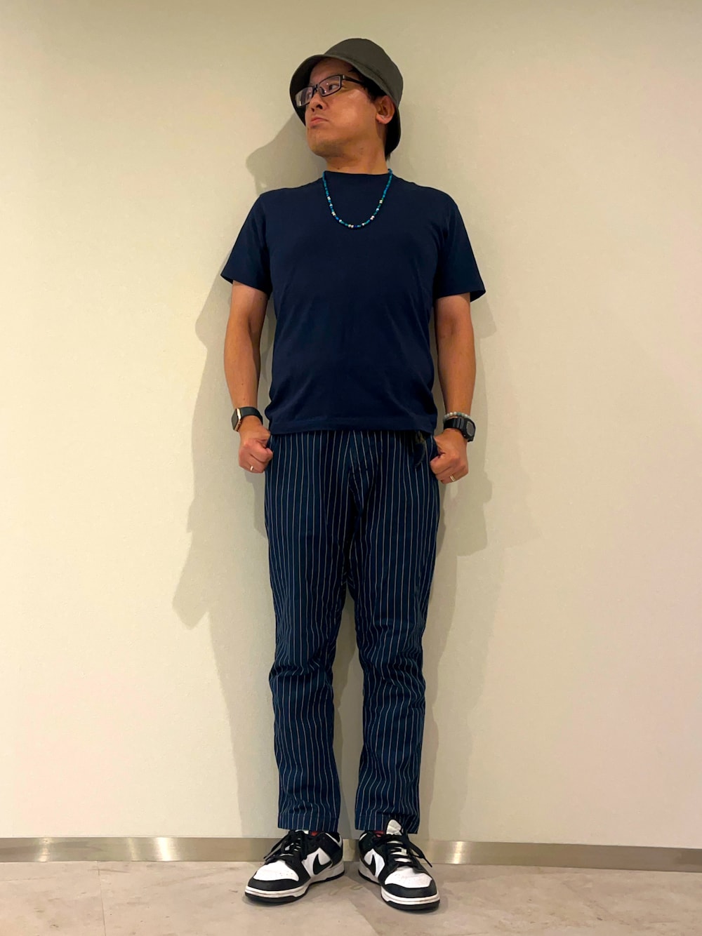 「夏コーデ、さらっと晴れやかスナップ、シンプルコーデ、無地T、チノパン、テーパードパンツ、スニーカー、ダンク、dunk、バケットハット、ビーズネックレス、ノームコア、ワントーンコーデ、シンプル、ラフコーデ」｜「JAPAN BLUE JEANSのアイテム（チノパンツ、ブルー系）」を使った、melOnさん（メンズ・173cm）の夏コーディネートの1枚目の写真