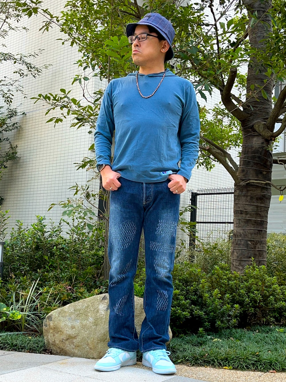 「デニム、秋コーデ、休日スタイル、お出かけコーデ、パーカー、ロンT、フレアパンツ、リメイクデニム、スニーカー、ダンク、dunk、バケットハット、ビーズネックレス、ストリート、ブルーコーデ」｜「NIKEのナイキ ダンク LOW レトロ メンズシューズ / Nike Dunk Low Retro Men's Shoes DV0833-104 White（スニーカー、ホワイト系）」を使った、melOnさん（メンズ・173cm）の秋コーディネートの1枚目の写真