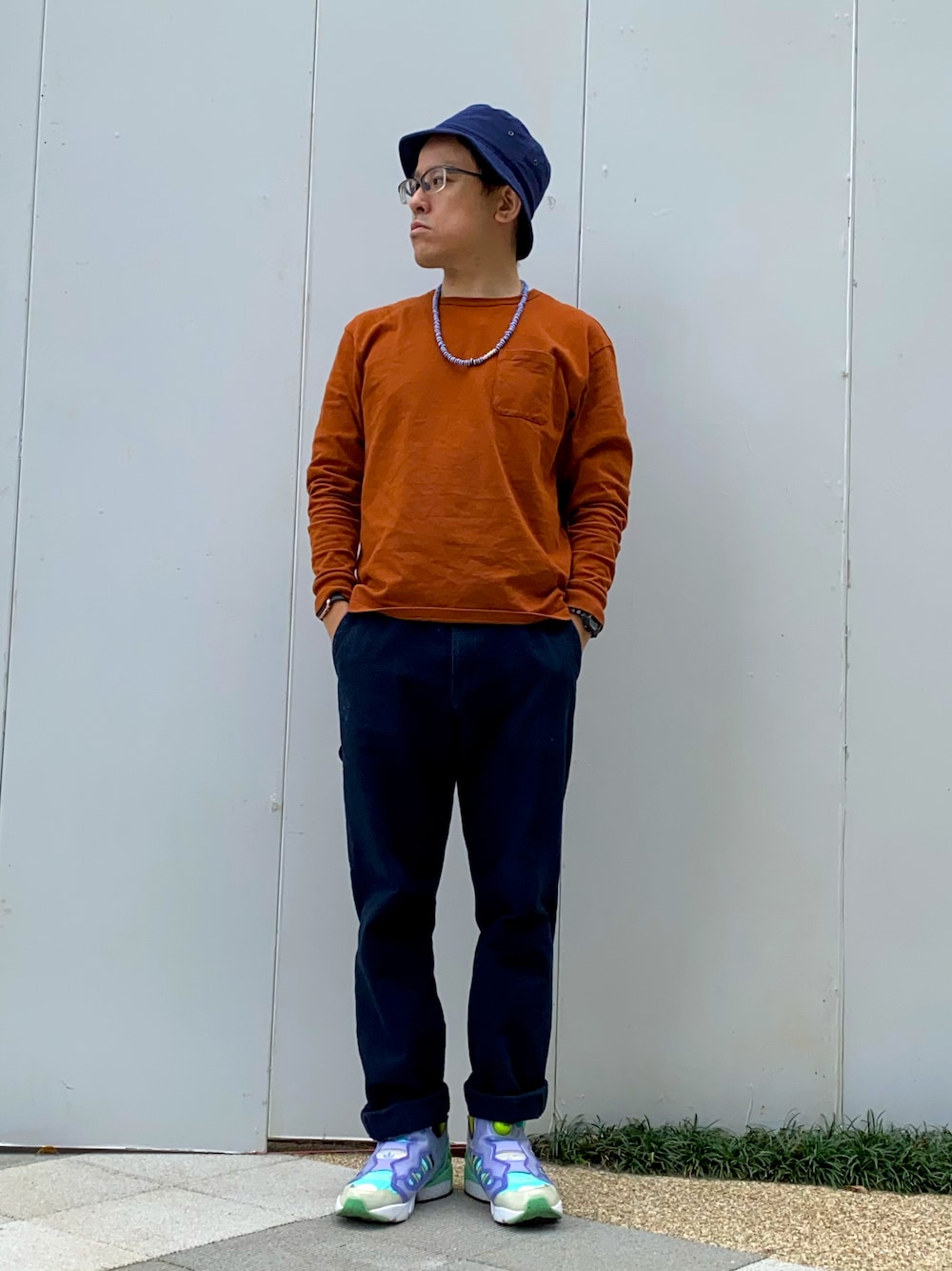 「ファッションを楽しもう、秋冬コーデ、シンプルコーデ、ロンT、Tシャツ×デニム、デニム、ワイドパンツ、ポケットＴシャツ、ビーズネックレス、バケットハット、PUMP FURY、ポンプフューリー、スニーカー、ロールアップ、お出かけコーデ」｜「B.C STOCKのドツメテンジクロングスリーブT（Tシャツ/カットソー、ブラウン系）」を使った、melOnさん（メンズ・173cm）の秋コーディネートの1枚目の写真