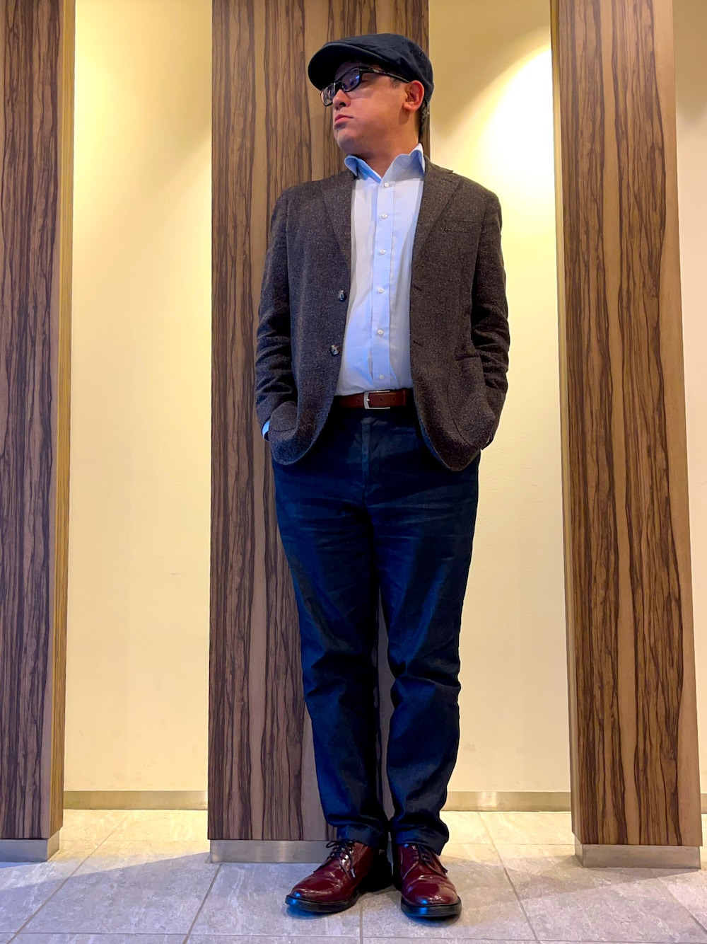 レッド系のドレスシューズ、ブルー系のビジネスシャツ、ブルー系のその他パンツを着用したメンズの秋コーディネートの1枚目の写真