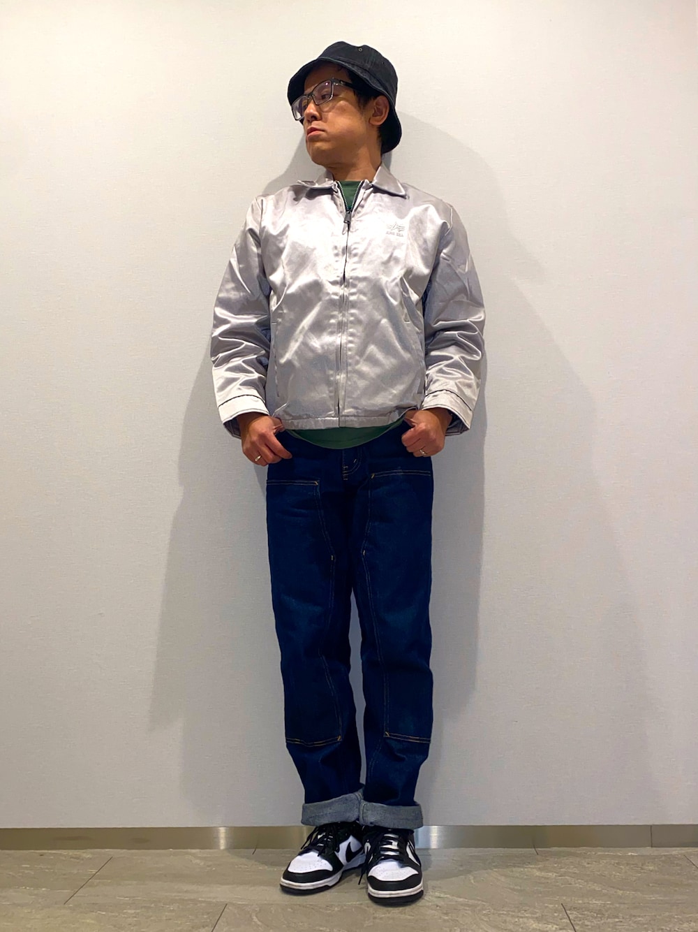 「新星WEARISTAにエントリー、冬コーデ、ミリタリー、デニムパンツ、ロールアップ、ペインターパンツ、prison blues、プリズンブルース、ダンク、dunk、スニーカー、冬アウター、ビッグシルエット、バケットハット、ミリタリージャケット」｜「Alpha IndustriesのALPHA INDUSTRIES：別注BONDING L-２B（MA-1、シルバー系）」を使った、melOnさん（メンズ・173cm）の冬コーディネートの1枚目の写真