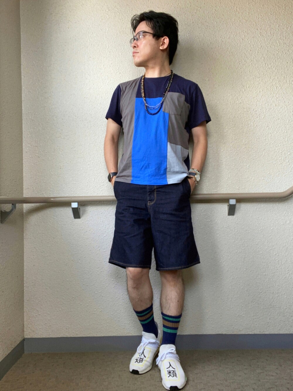 「クレイジーパターン、NMD、ボーダーソックス、JW Anderson x UNIQLO、ファレル・ウィリアムズ、夏だ！Tシャツ着よう！、休日スタイル、ハーフパンツ、ショートパンツ、スニーカーコーデ、ストリート、きれいめカジュアル、シルバーアクセサリー、デニムショートパンツ、ビーズネックレス」｜「VOLCOMの【VOLCOM】Kinkade Denim Cutoff（デニムパンツ、ブラック系）」を使った、melOnさん（メンズ・173cm）の夏コーディネートの1枚目の写真
