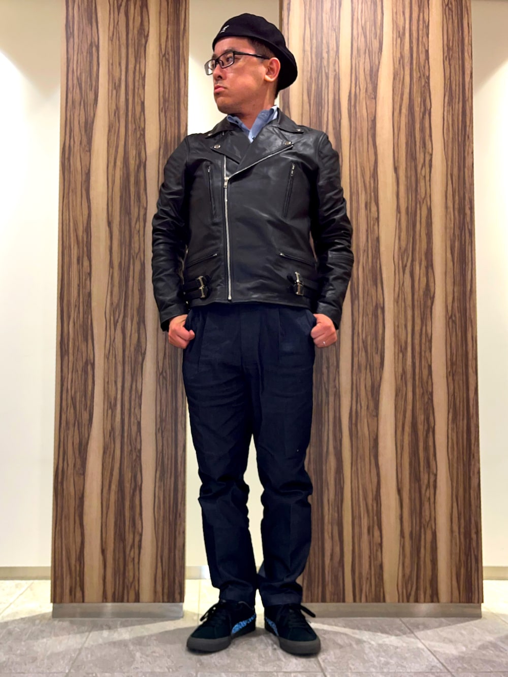 「冬コーデ、冬アウター、お出かけコーデ、レザージャケット、ボタンダウンシャツ、チノパン、スニーカー、スエード、suede、ベレー帽×メガネ、ベレー帽、ハンチング逆被り、シルバーアクセサリー、大人カジュアル、diaspora skateboards」｜「PUMAのPUMA SUEDE SKATE NITRO DIASPORA / プーマ スエード スケート ニトロ ディアスポラ（スニーカー、ブラック系）」を使った、melOnさん（メンズ・173cm）の秋コーディネートの1枚目の写真