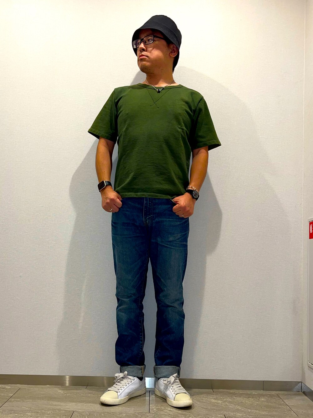 「秋っぽコーデ更新中、秋コーデ、休日スタイル、お出かけコーデ、Tシャツ×デニム、無地T、ロールアップ、スニーカー、Clyde、RHUDE、バケットハット、シンプル、アメカジ、シルバーアクセサリー、テーパードデニム」｜「PUMAのRHUIGI CLYDE Q3（スニーカー、ホワイト系）」を使った、melOnさん（メンズ・173cm）の秋コーディネートの1枚目の写真