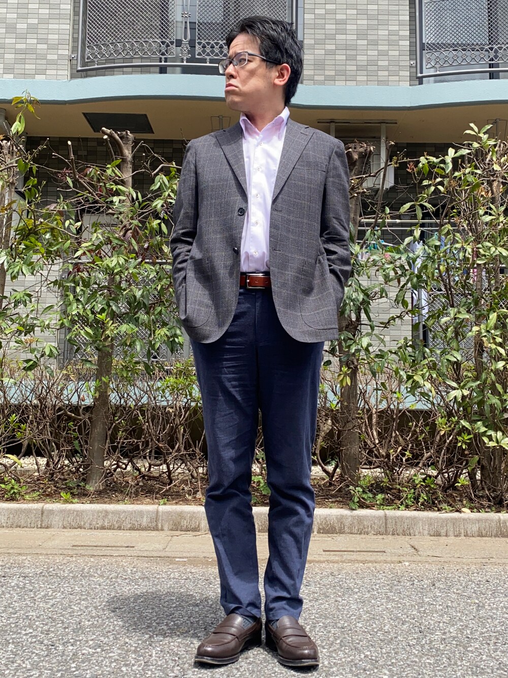 「初夏コーデ、通勤コーデ、お仕事コーデ、ビジネスカジュアル、オフィスカジュアル、ジャケットスタイル、ジャケパン、シャツスタイル、ボタンダウンシャツ、革靴、チノパン、ローファー、キレイめ、シルバーアクセサリー、差し色」｜「TOKYO SHIRTSの形態安定ノーアイロン ボタンダウン 半袖ビジネスワイシャツ（ビジネスシャツ、ピンク系）」を使った、melOnさん（メンズ・173cm）の夏コーディネートの1枚目の写真