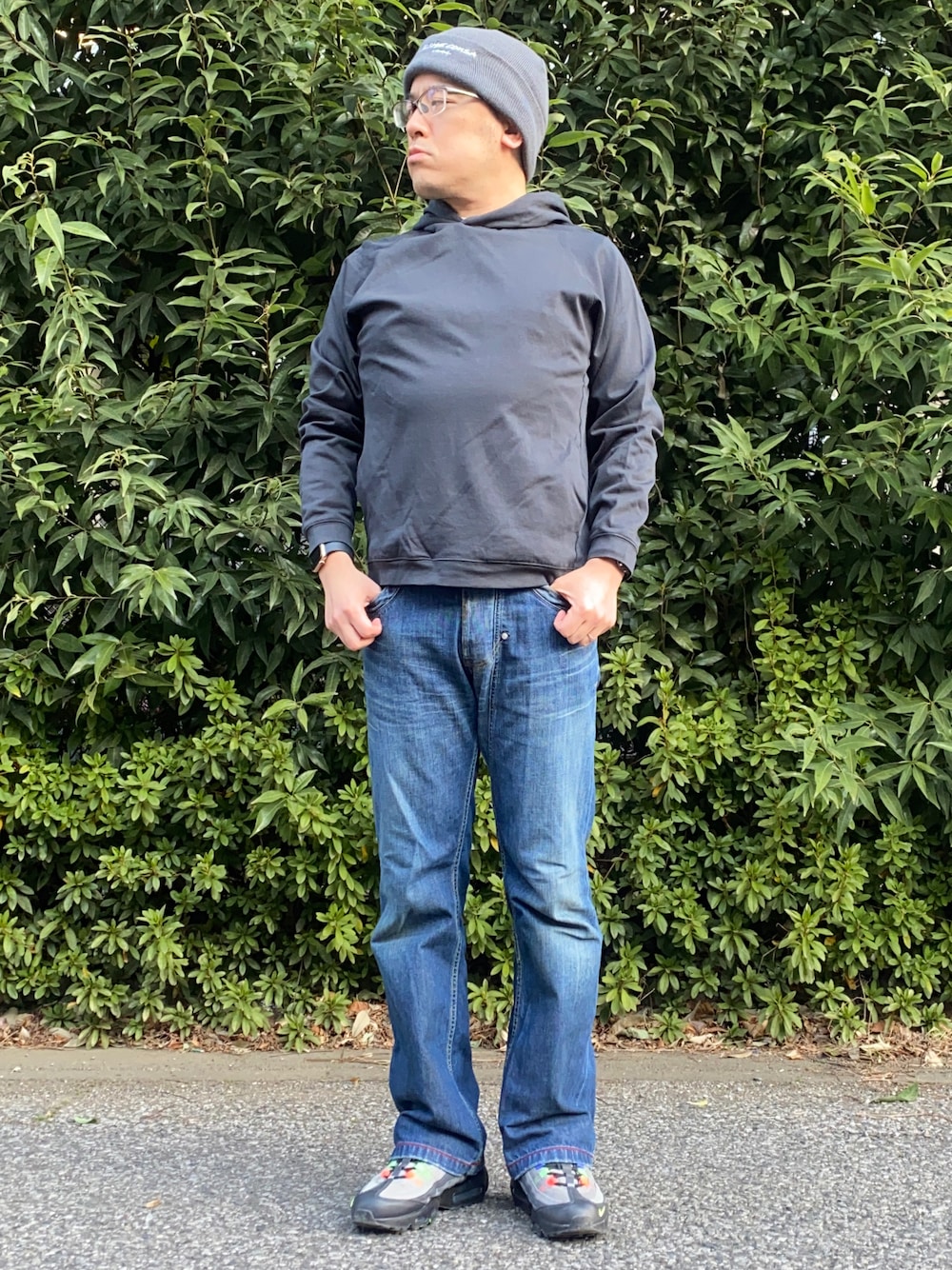 「春コーデ、シンプルコーデ、フーディー、デニムパンツ、スニーカーコーデ、エアマックス95、airmax95、ダメージデニムパンツ、ニットキャップ、フレアパンツ、ストリート、春服デビュー宣言、スケータースタイル、デニムコーデ」｜「URBAN RESEARCHのポンチワイドプルオーバーパーカー（パーカー、ブラック系）」を使った、melOnさん（メンズ・173cm）の春コーディネートの1枚目の写真