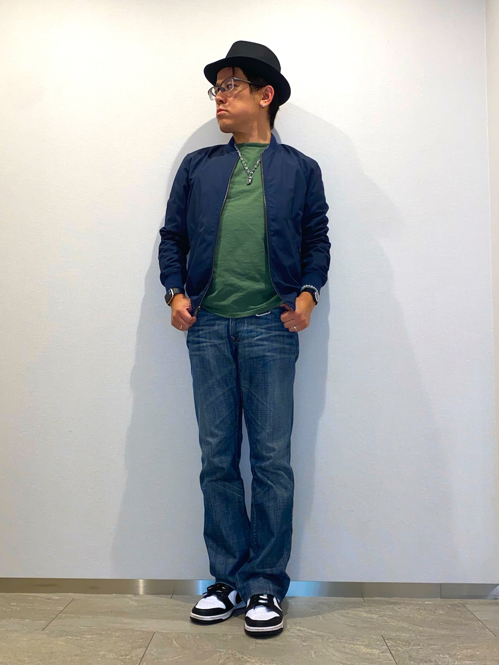 「冬コーデ、アメカジ、ブルゾン、ロンT、デニム、フレアパンツ、スニーカー、ダンク、dunk、中折れハット、チェーンネックレス、韓国ファッション、きれいめカジュアル、ワントーンコーデ」｜「vintage elのアイテム（ブルゾン、ブルー系）」を使った、melOnさん（メンズ・173cm）の冬コーディネートの1枚目の写真