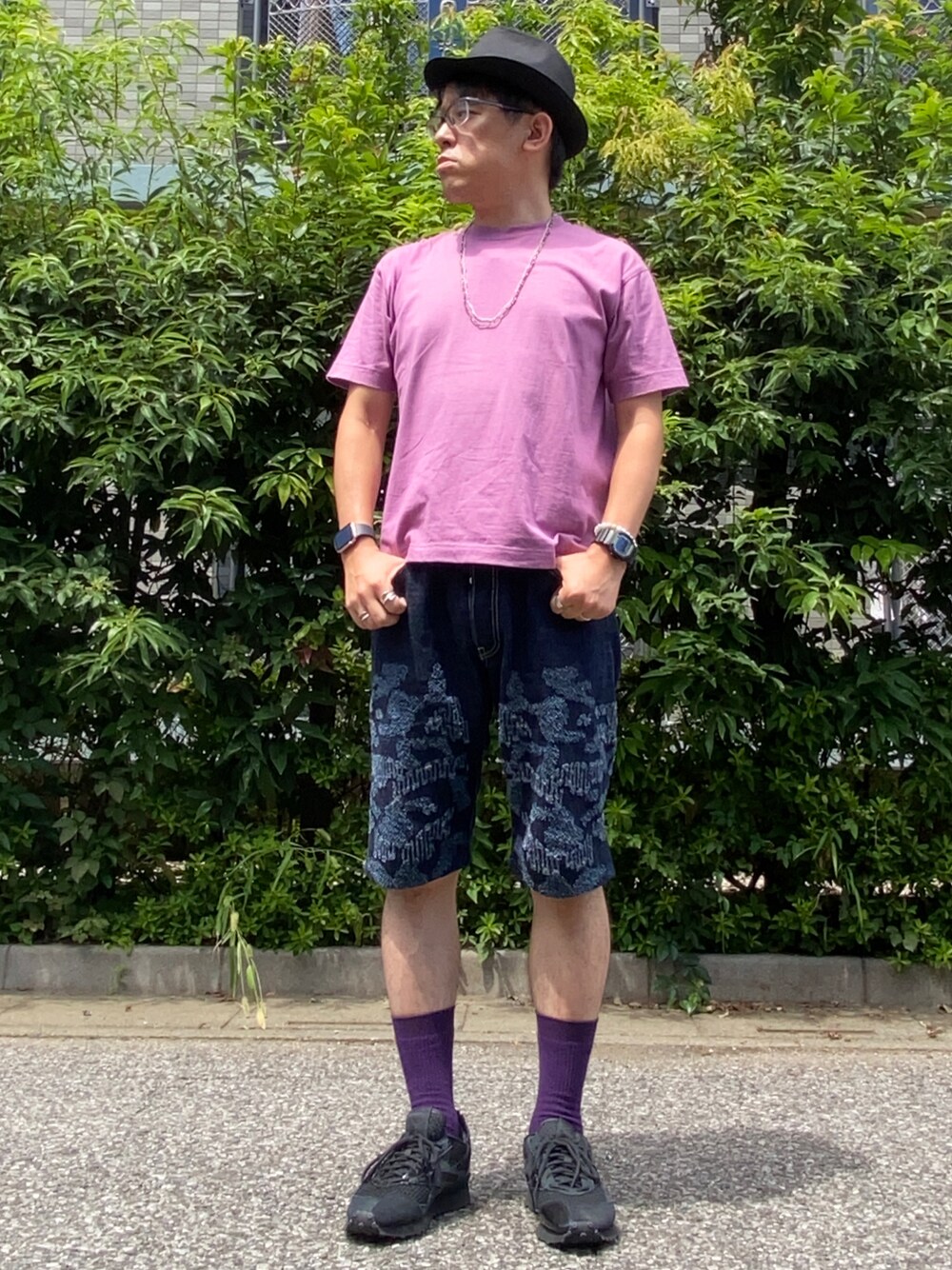 「アツいコーデ全部見せ、夏コーデ、Tシャツ×デニム、デザインデニム、ENGINEERED GARMENTS、無地T、Tシャツ、デニム、ハーフパンツ、ビーズネックレス、ロングネックレス、スニーカー、ラフコーデ、シンプルコーデ、オトナカジュアル」｜「HANESの【別注】 ＜Hanes（ヘインズ）＞ BEEFY-T/ビーフィー Tシャツ ◇ ：（Tシャツ/カットソー、パープル系）」を使った、melOnさん（メンズ・173cm）の夏コーディネートの1枚目の写真