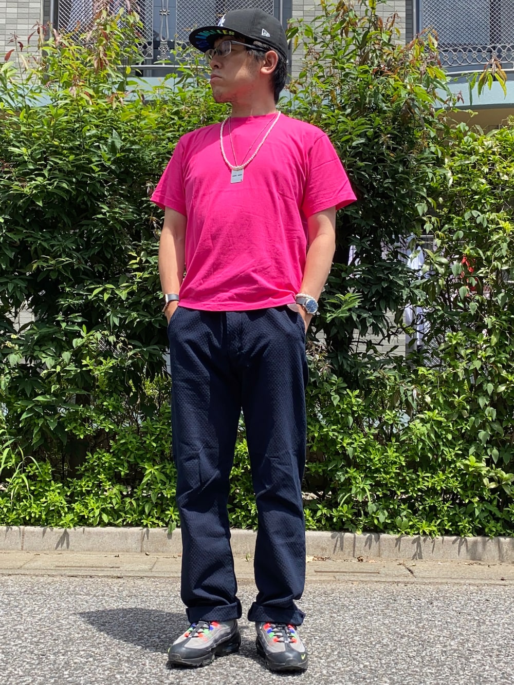 「夏コーデ、ラフコーデ、差し色、ワイドパンツ、デニム、無地T、パールネックレス、ドッグタグ、ミリタリーMIX、Tシャツ×デニム、キャップ、エアマックス95、airmax95、シンプルコーデ、ストリート」｜「United Athleの5.6オンス ハイクオリティー Ｔシャツ｜United Athle(ユナイテッドアスレ)（Tシャツ/カットソー、ピンク系）」を使った、melOnさん（メンズ・173cm）の夏コーディネートの1枚目の写真
