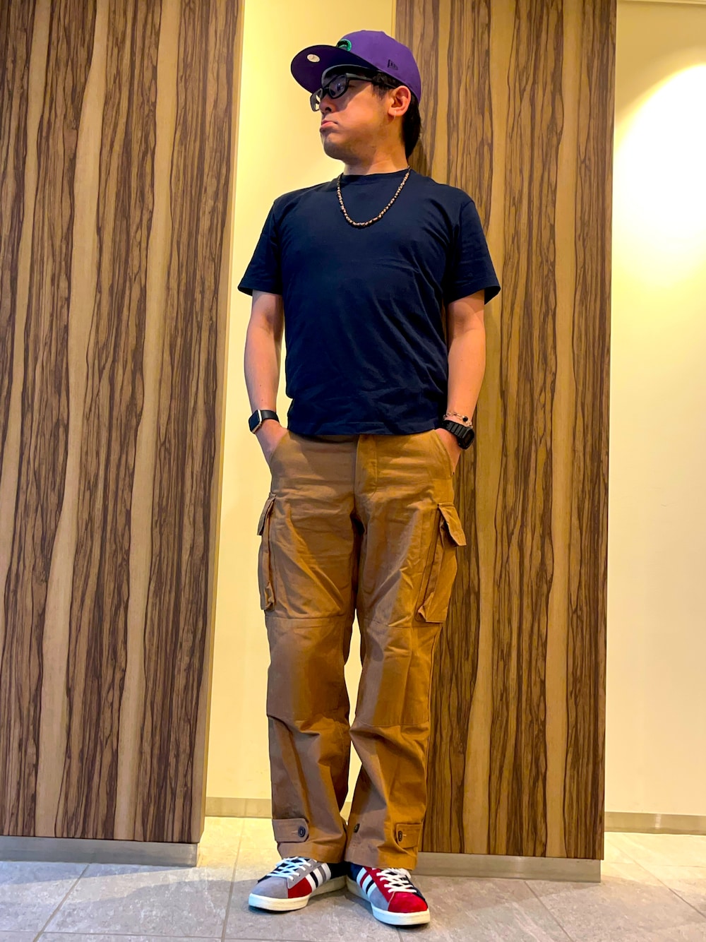 「最近のいい感じコーデ、ワイドパンツ、古着MIX、初夏コーデ、無地T、キャンパス80's、campus 80's、ミリタリーMIX、カーゴパンツ、ビーズネックレス、キャップ、ストリート、クレイジーパターン、カスタムキャップ、シンプル」｜「adidasのCAMPUS 80s FY7152（スニーカー、その他）」を使った、melOnさん（骨格ストレート・メンズ・173cm）の春コーディネートの1枚目の写真
