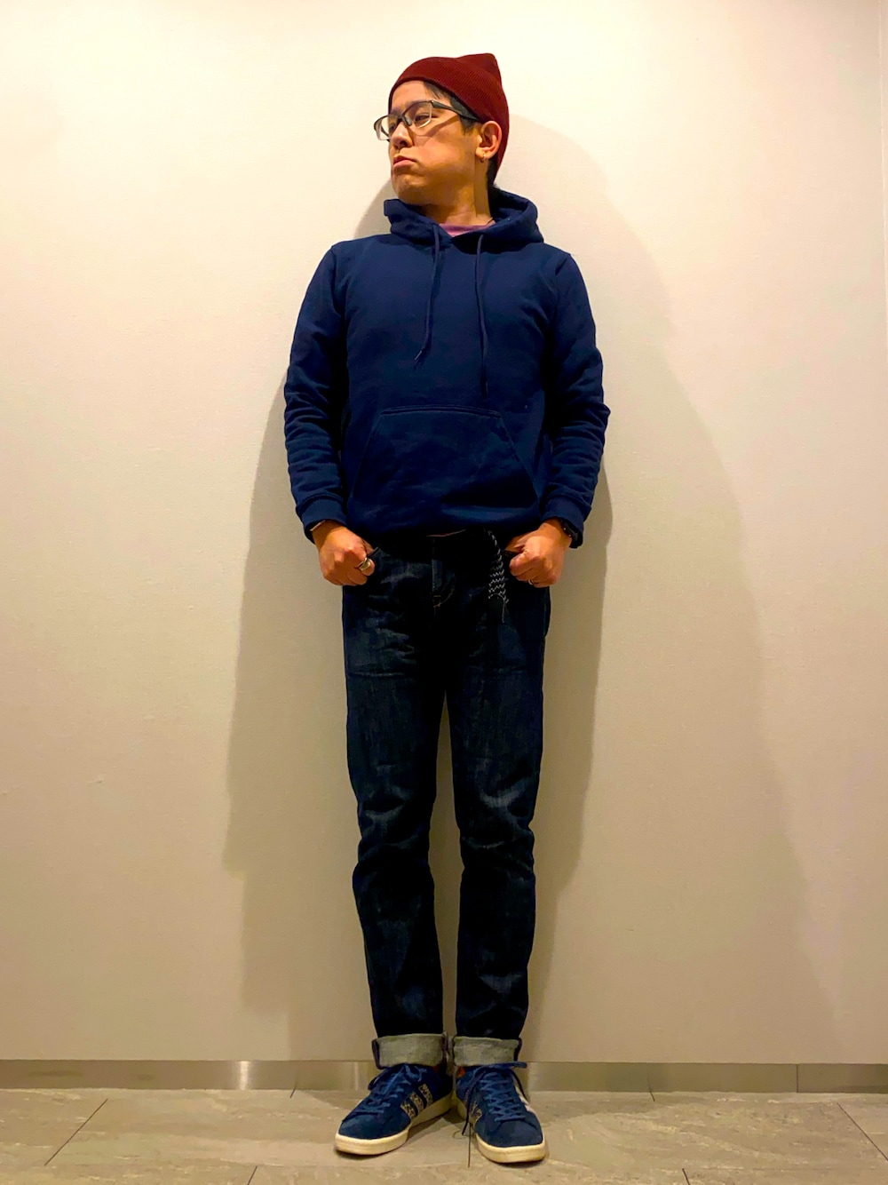 「冬コーデ、お出かけコーデ、パーカー、デニム、テーパードパンツ、ロールアップ、Levi's、スニーカー、キャンパス、campus 80's、ニット帽、ワントーンコーデ、ネイビー、ゆるコーデ、シンプルコーデ」｜「GILDANの【GILDAN】 8.0オンス ビッグシルエットバックフリーススウェットパーカー 長袖フーディー 裏微起毛 GL18500（パーカー、ブルー系）」を使った、melOnさん（メンズ・173cm）の冬コーディネートの1枚目の写真