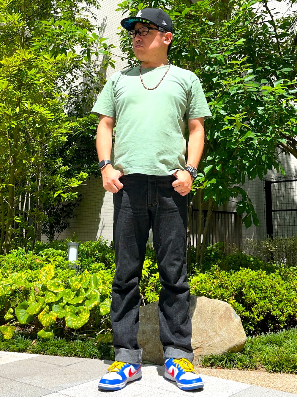 「夏コーデ、デニム、無地T、Tシャツ×デニム、ブラックデニム、ワイドパンツ、フレアパンツ、ロールアップ、スニーカー、ダンク、dunk、キャップ、ビーズネックレス、シグネットリング、シンプル」｜「TonyTaizsunのTonyTaizsun/別注オールドビーズネックレス（ネックレス、オレンジ系）」を使った、melOnさん（骨格ナチュラル・メンズ・173cm）の夏コーディネートの1枚目の写真