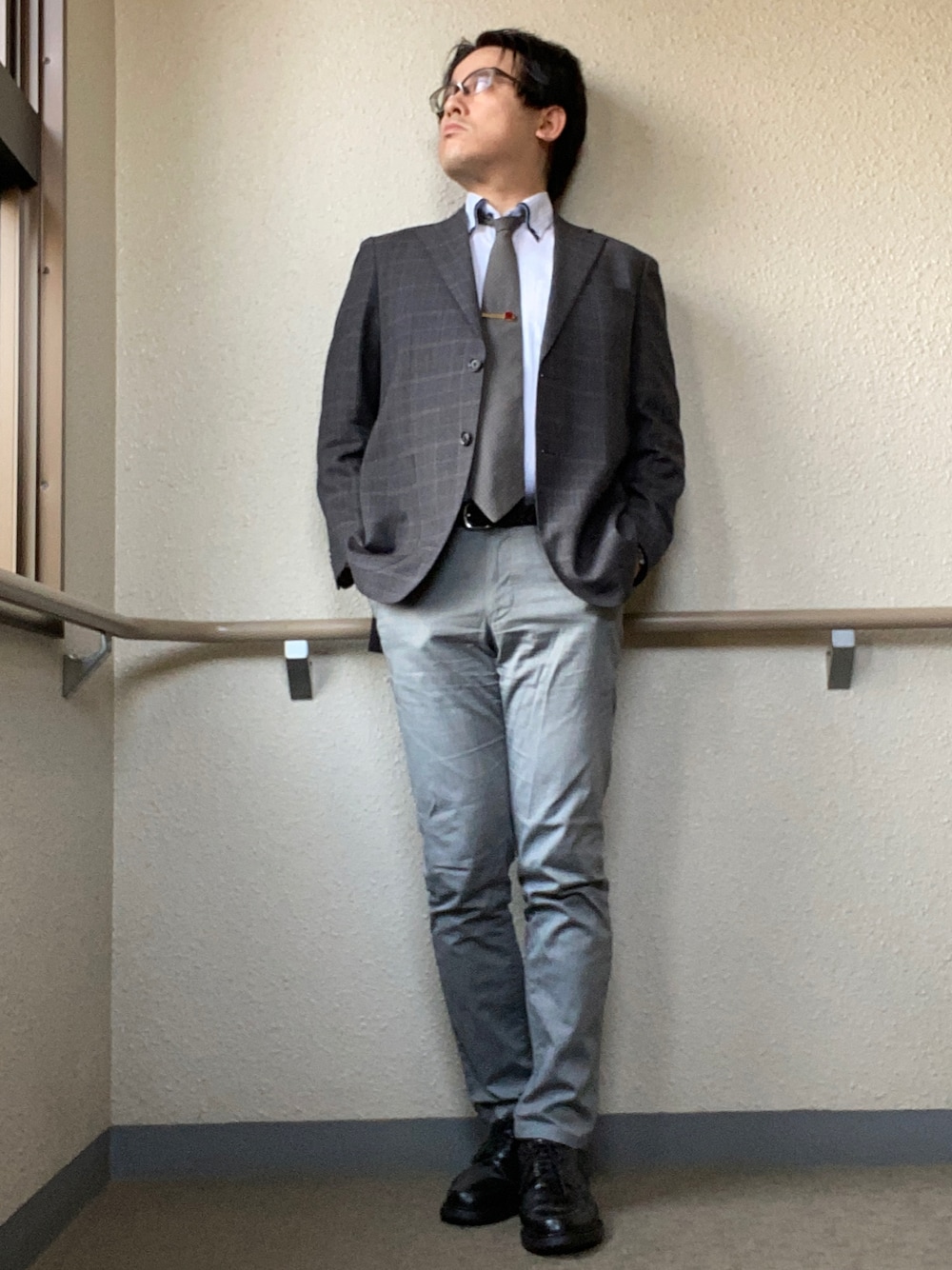 「春服みてみて、春コーデ、通勤コーデ、お仕事コーデ、オフィスカジュアル、ビジネスカジュアル、銀座山形屋、ブラウン、スラックス、革靴、メッシュベルト、きれいめコーディネート、クリームソーダ、cream soda、シンプルコーデ」｜「銀座山形屋のアイテム（テーラードジャケット、グレー系）」を使った、melOnさん（メンズ・173cm）の春コーディネートの1枚目の写真
