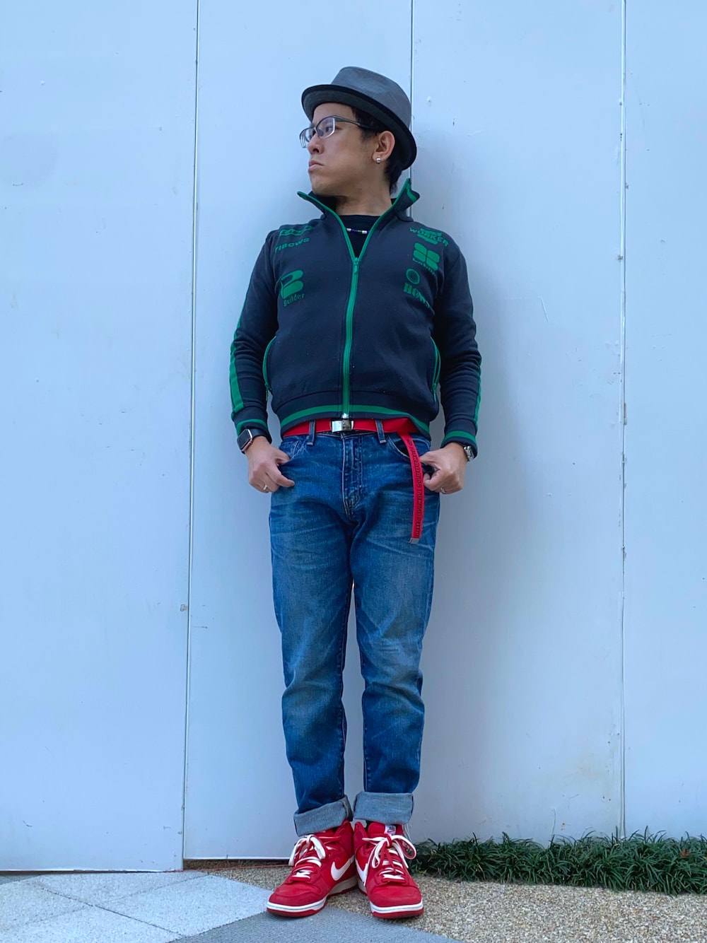 「ファッションを楽しもう、大人カジュアル、きれいめカジュアル、トラックジャケット、ベルト垂らし、デニム、ロールアップ、スニーカー、ダンク、dunk、中折れハット、ビーズネックレス、冬コーデ、Levi's、スポーツミックス」｜「Levi'sのLEVI'S(R) MADE & CRAFTED(R) 511(TM  LMC YAMAZU MADE IN JAPAN（デニムパンツ、ブルー系）」を使った、melOnさん（メンズ・173cm）の秋コーディネートの1枚目の写真