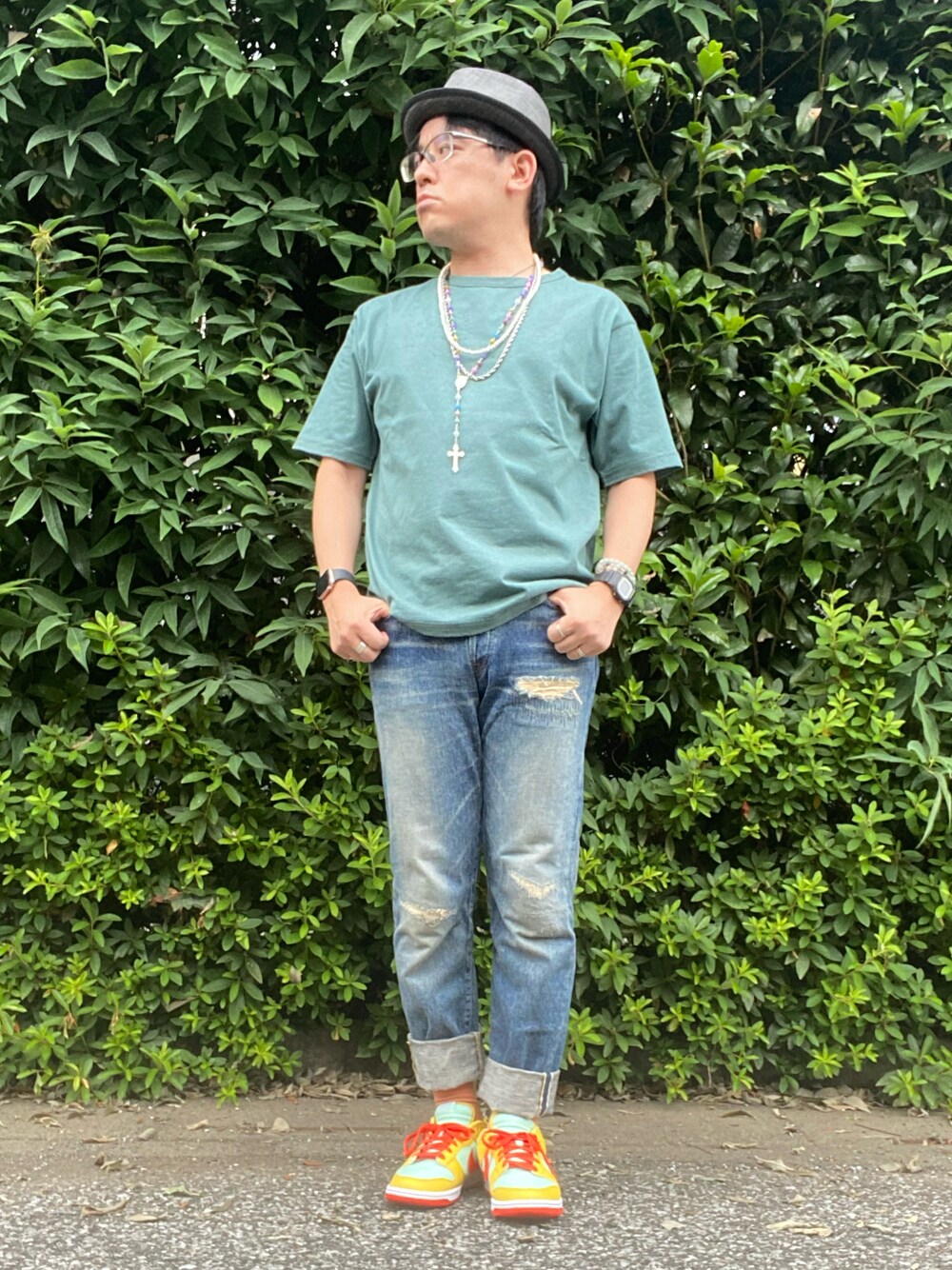 「夏コーデ、夏だ！Tシャツ着よう！、ゆるコーデ、ビッグT、大人カジュアル、ダメージデニムパンツ、JAPAN BLUE JEANS、dunk、ダンク、ハット、スニーカーコーデ、デニム、ロザリオ、パールネックレス、アクセじゃら付け」｜「green label relaxingのSC FTP リカバリー プレーティング クルーネック Tシャツ カットソー（Tシャツ/カットソー、グリーン系）」を使った、melOnさん（メンズ・173cm）の夏コーディネートの1枚目の写真