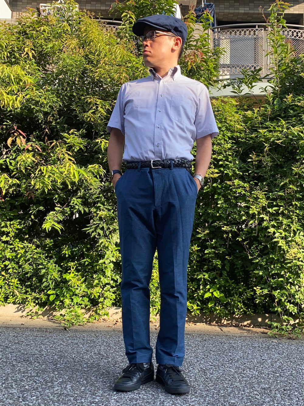 「秋服まるっと大公開、キャスケット、お仕事コーデ、通勤コーデ、ビジネスカジュアル、オフィスカジュアル、シャツスタイル、ボタンダウンシャツ、チノパン、スニーカー、秋服準備はじめました、きれいめカジュアル、メッシュベルト、シンプルコーデ、大人カジュアル」｜「Perfect Suit FActoryの【抗菌/形態安定】ニット半袖ワイシャツ　ブルー/ピンク（ビジネスシャツ、ピンク系）」を使った、melOnさん（メンズ・173cm）の秋コーディネートの1枚目の写真