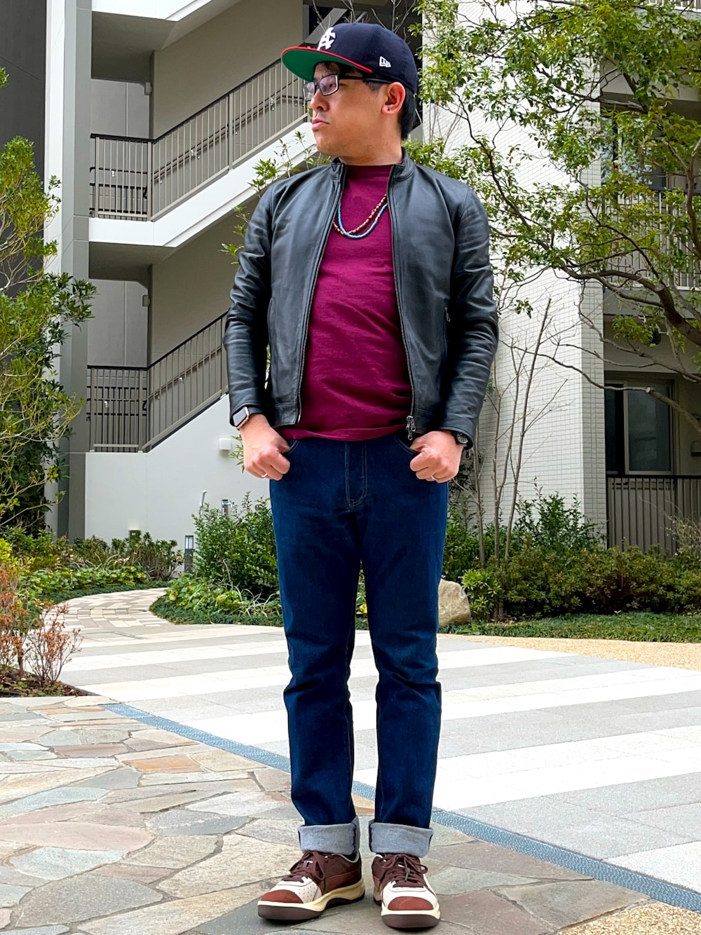 「春コーデ、休日スタイル、お出かけコーデ、レザージャケット、革ジャン、古着MIX、ロンT、デニム、Levi's、キャップ、スニーカー、GVスペシャル、mita sneakers、ビーズネックレス、春めき満開コーデ」｜「PUMAのアイテム（スニーカー、ブラウン系）」を使った、melOnさん（メンズ・173cm）の春コーディネートの1枚目の写真