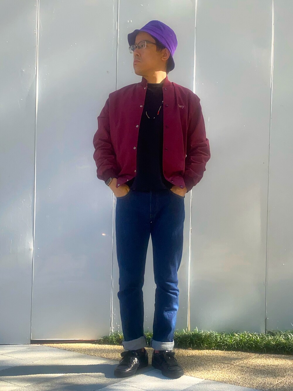 「秋冬コーデ、ファッションを楽しもう、コーチジャケット、ロンT、デニム、ロールアップ、スニーカー、Levi's、きれいめカジュアル、PUMA、Clyde、バケットハット、ロングネックレス、古着MIX、ビーズネックレス」｜「HANESの【別注】 ＜Hanes（ヘインズ）＞ BEEFY-T LONG SLEEVE TEE/ビーフィー（Tシャツ/カットソー、ブラック系）」を使った、melOnさん（メンズ・173cm）の秋コーディネートの1枚目の写真
