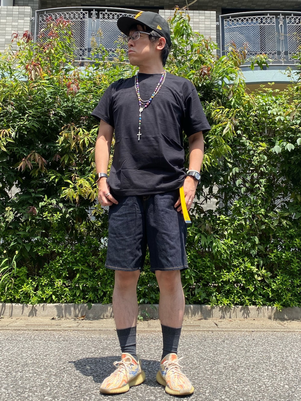 「夏コーデ、休日コーデ、ワントーンコーデ、黒コーデ、無地T、デニム、ハーフパンツ、ロザリオ、yeezyboost、yeezyboost350V2、キャップ、差し色(黄色)、ベルト垂らし、ラフコーデ、ゆみっつ夏のロゴまつり2023」｜「HANESのHanes/へインズ BEEFY/ビーフィー 無地 クルーネック 半袖Tシャツ/パックT（Tシャツ/カットソー、ブラック系）」を使った、melOnさん（メンズ・173cm）の夏コーディネートの1枚目の写真