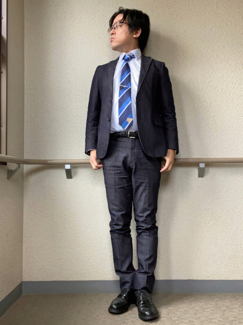「秋コーデ、だから秋服が好き、ビジネススタイル、オフィススタイル、デニムオンデニム、セットアップ、スーツスタイル、テーラードジャケット、デニムジャケット、デニムパンツ、スラックス、革靴、リーガル、Uチップ、バックスバニー」｜「TOKYO SHIRTSの形態安定ノーアイロン ボタンダウン 長袖ビジネスワイシャツ（ビジネスシャツ、ブルー系）」を使った、melOnさん（メンズ・173cm）の秋コーディネートの1枚目の写真