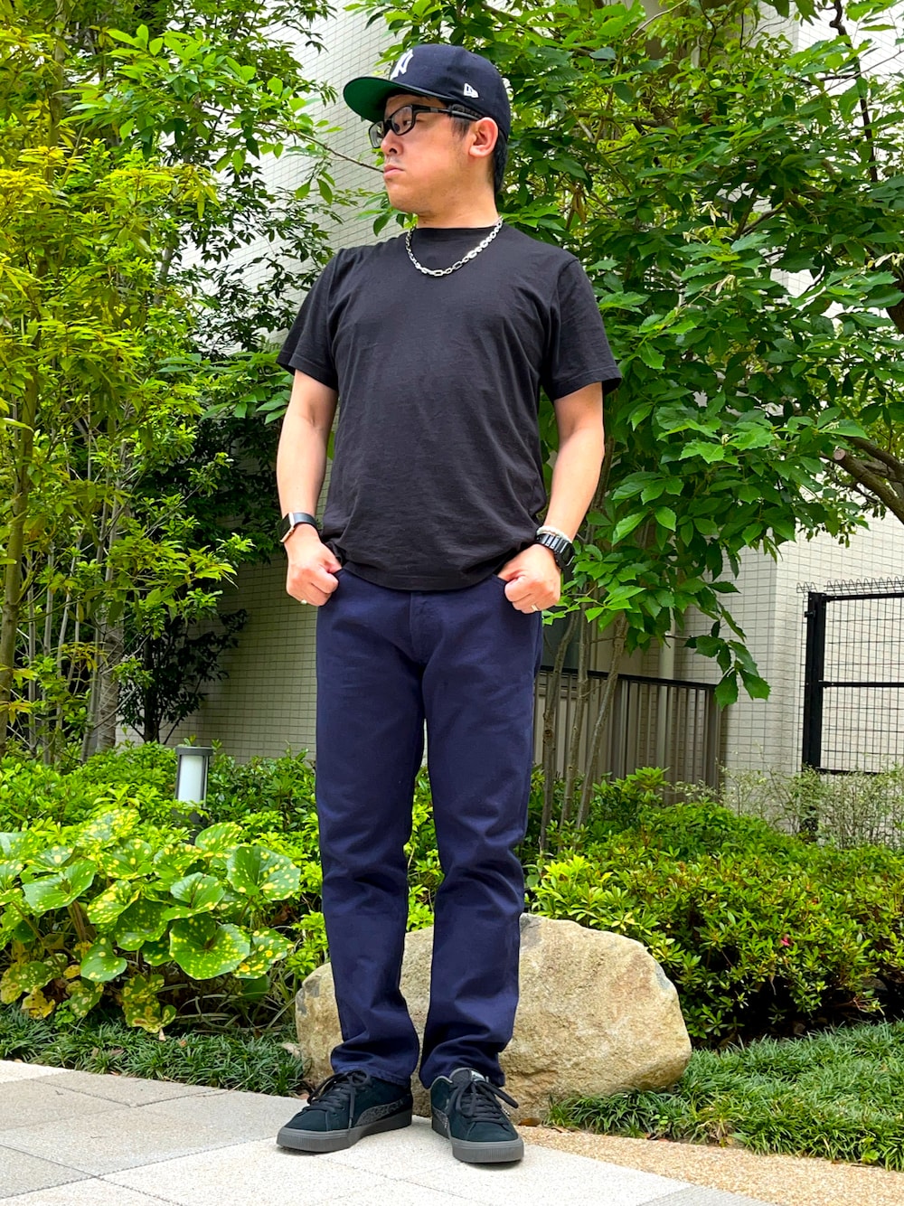 「黒Tシャツ、無地T、Levi's、チノパン、スニーカー、スエード、suede、スポーツミックス、夏コーデ、キャップ、シルバーアクセサリー、ワントーンコーデ、diaspora skateboards、スケートスタイル、ストリート」｜「PUMAのPUMA SUEDE SKATE NITRO DIASPORA / プーマ スエード スケート ニトロ ディアスポラ（スニーカー、ブラック系）」を使った、melOnさん（骨格ナチュラル・メンズ・173cm）の夏コーディネートの1枚目の写真