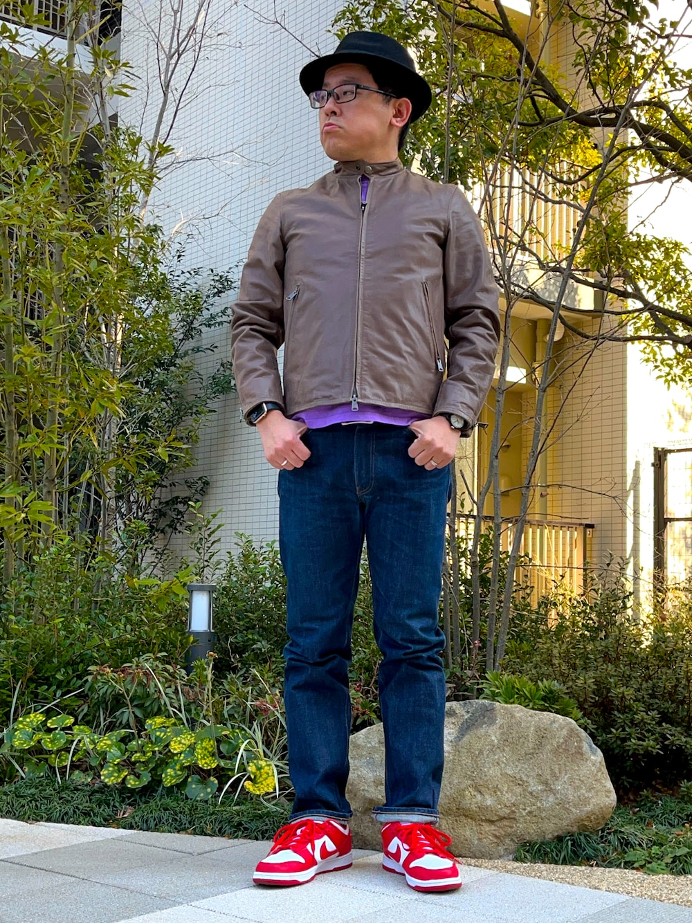 「レイヤードスタイル、冬コーデ、メガネ男子、レザージャケット、ロンT、デニム、Levi's、ワイドパンツ、スニーカー、ダンク、dunk、ビーズネックレス、中折れハット、チョコ色に染まれ、シンプル」｜「NIKEのNIKE DUNK LOW RETRO ナイキ ダンク スニーカー（スニーカー、レッド系）」を使った、melOnさん（メンズ・173cm）の冬コーディネートの1枚目の写真