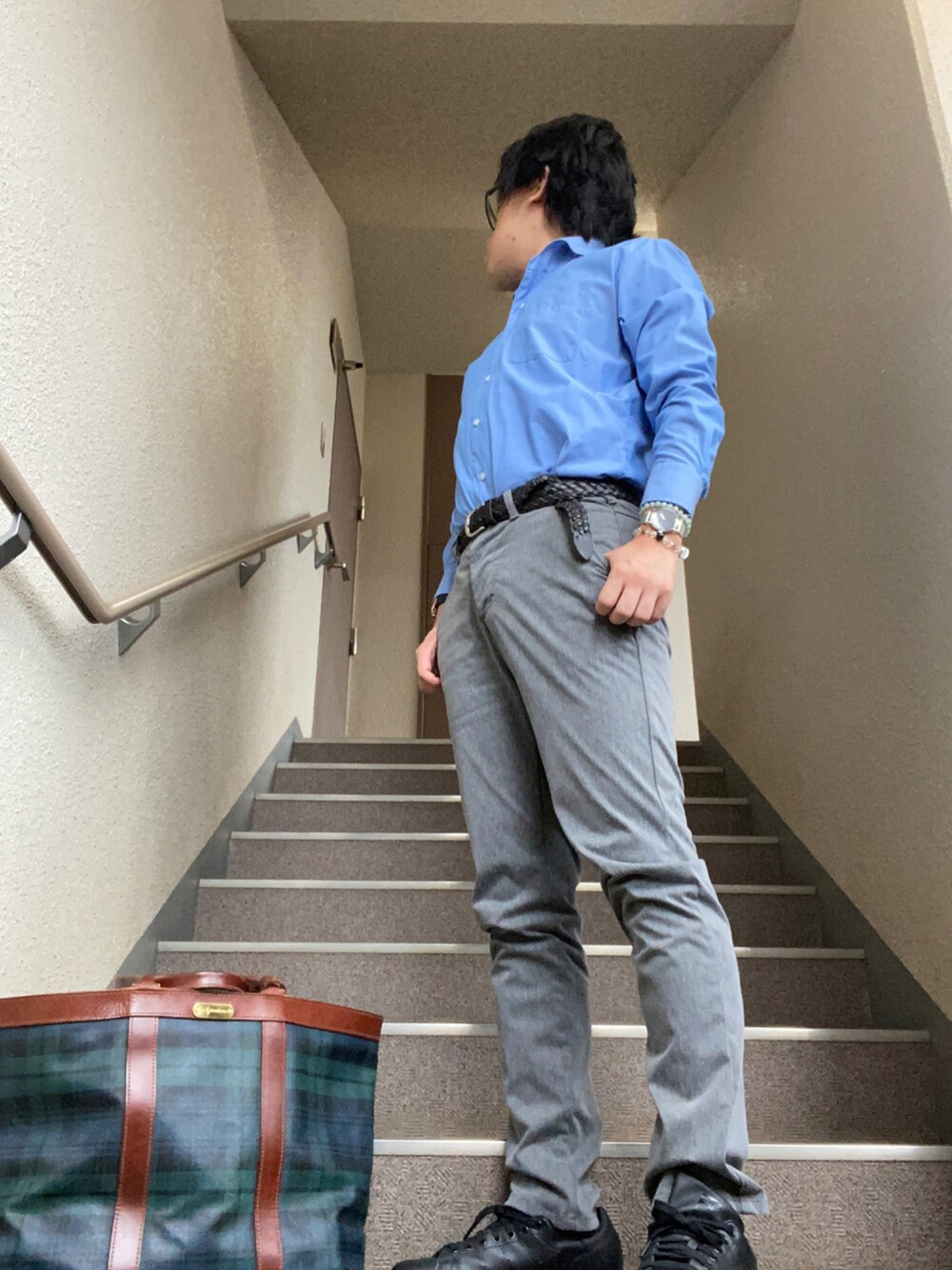 「オフィスカジュアル、オフィススタイル、ビジネスカジュアル、ビジネススタイル、スニーカー、夏、雨の日コーデ、スタンスミス、デニム、COOLなこのコが仲間入り」｜「TOKYO SHIRTSの形態安定ノーアイロン ホリゾンタルワイド 長袖ビジネスワイシャツ（ビジネスシャツ、ブルー系）」を使った、melOnさん（メンズ・173cm）の夏コーディネートの1枚目の写真