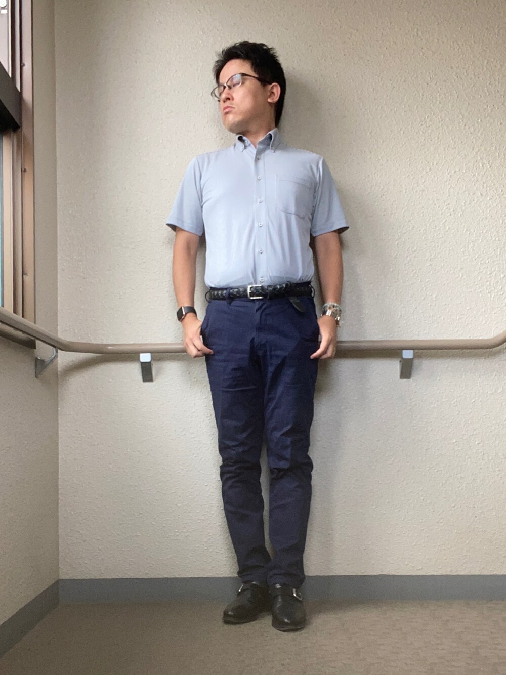 「秋服準備はじめました、通勤コーデ、お仕事コーデ、ビジネスカジュアル、オフィスカジュアル、夏コーデ、シャツスタイル、ボタンダウンシャツ、ストライプシャツ、革靴、モンクストラップ、チノパン、メッシュベルト、半袖シャツ、ブルーコーデ」｜「Perfect Suit FActoryのｱｲｼｬﾂ半袖　ﾈｲﾋﾞｰ　ﾛﾝｽﾄ柄　BD（シャツ/ブラウス、ブルー系）」を使った、melOnさん（メンズ・173cm）の夏コーディネートの1枚目の写真