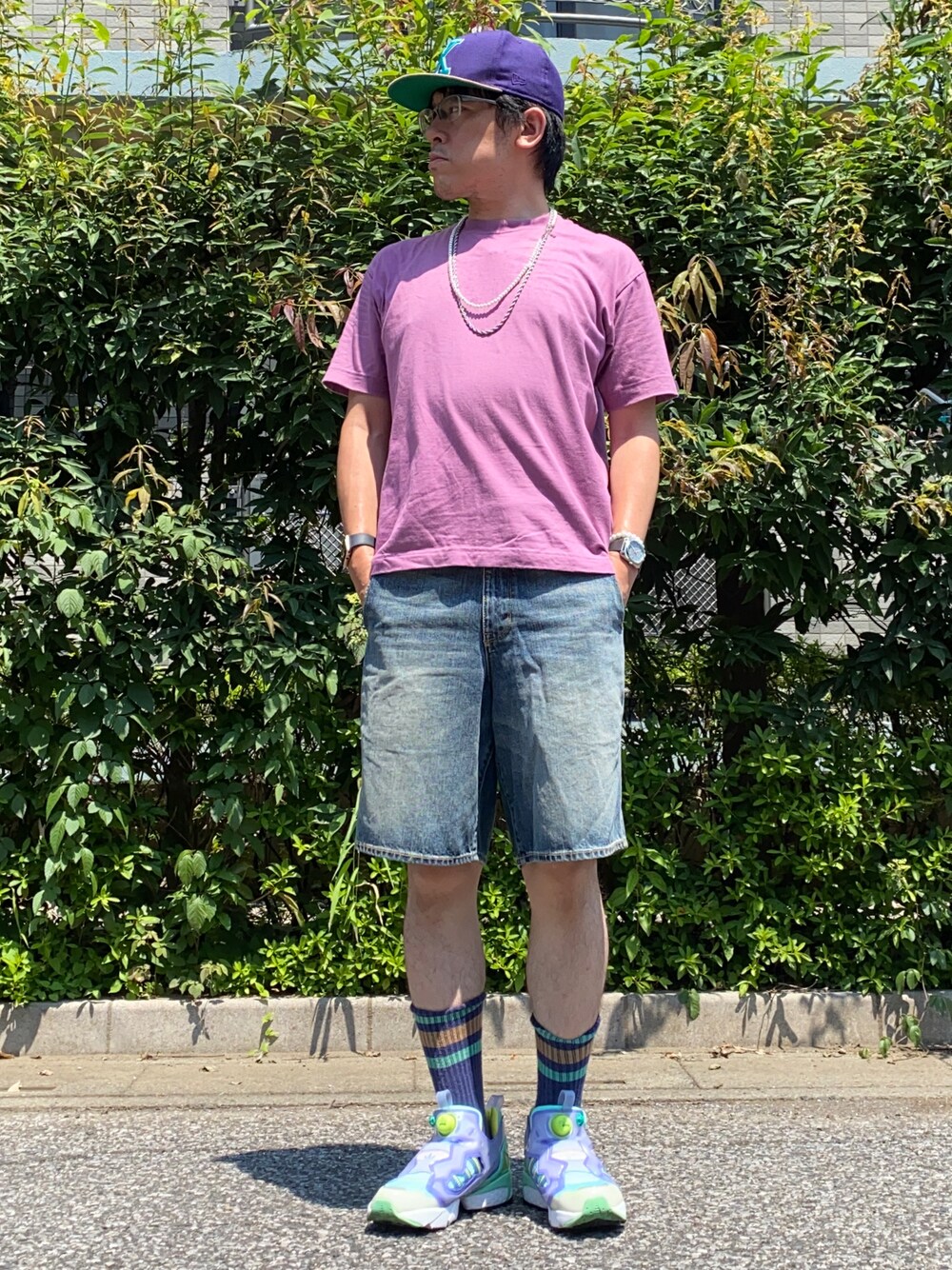「夏コーデ、シンプルコーデ、デニム、ハーフパンツ、JW Anderson x UNIQLO、ビッグシルエット、Tシャツ×デニム、無地T、キャップ、ラフコーデ、zx8000、PUMP FURY、ゆみっつ夏のロゴまつり2023、パールネックレス、大人カジュアル」｜「HANESの【別注】 ＜Hanes（ヘインズ）＞ BEEFY-T/ビーフィー Tシャツ ◇ ：（Tシャツ/カットソー、パープル系）」を使った、melOnさん（メンズ・173cm）の夏コーディネートの1枚目の写真
