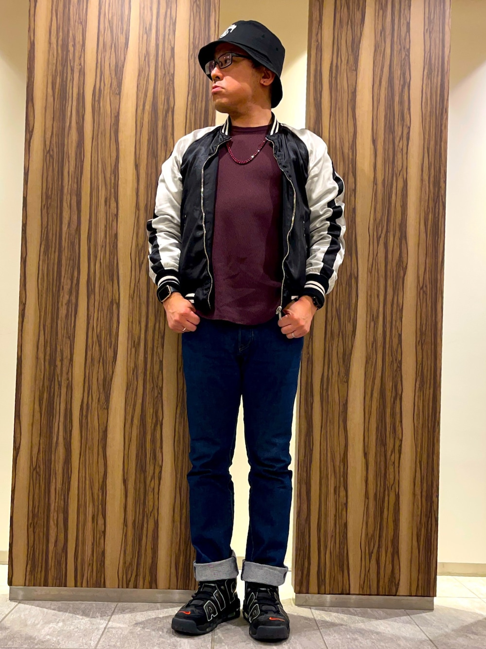 「冬アウター、冬コーデ、休日スタイル、おでかけコーデ、スカジャン、バケットハット、Levi's、ロールアップ、501、スニーカー、モアテン、moreuptempo、チェーンネックレス、ニット、ストリート」｜「NIKEのアイテム（スニーカー、ブラック系）」を使った、melOnさん（メンズ・173cm）の冬コーディネートの1枚目の写真