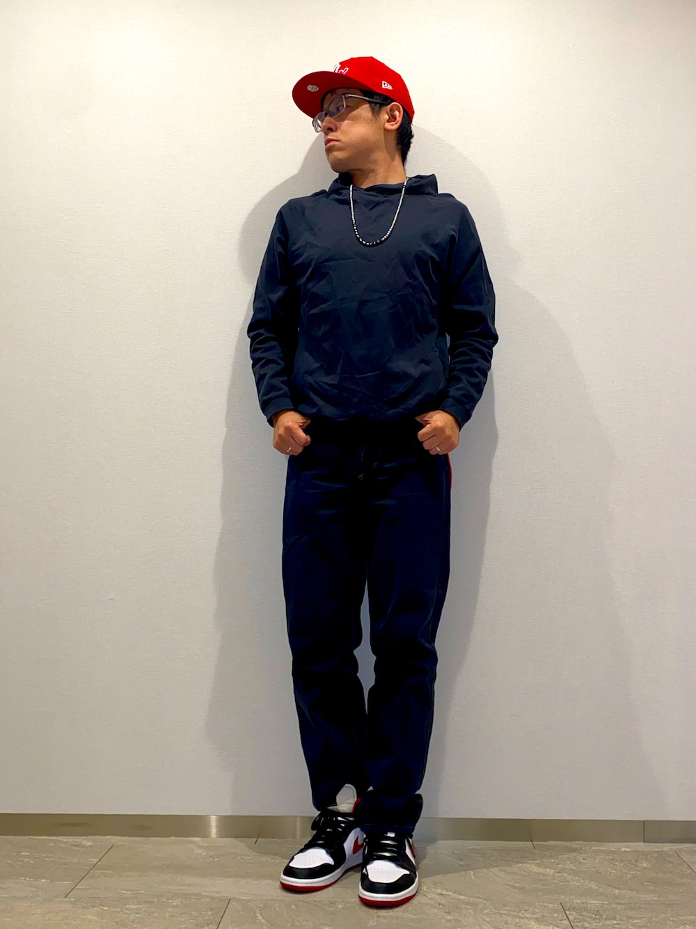 「冬コーデ、シンプルコーデ、フーディー、デニム、ブラックデニム、スニーカー、ジョーダン1、ラフ、jordan1、キャップ、ビーズバッグ、ワントーンコーデ、デニムパンツ、オールブラック、差し色(赤)」｜「URBAN RESEARCHのポンチワイドプルオーバーパーカー（パーカー、ブラック系）」を使った、melOnさん（メンズ・173cm）の冬コーディネートの1枚目の写真