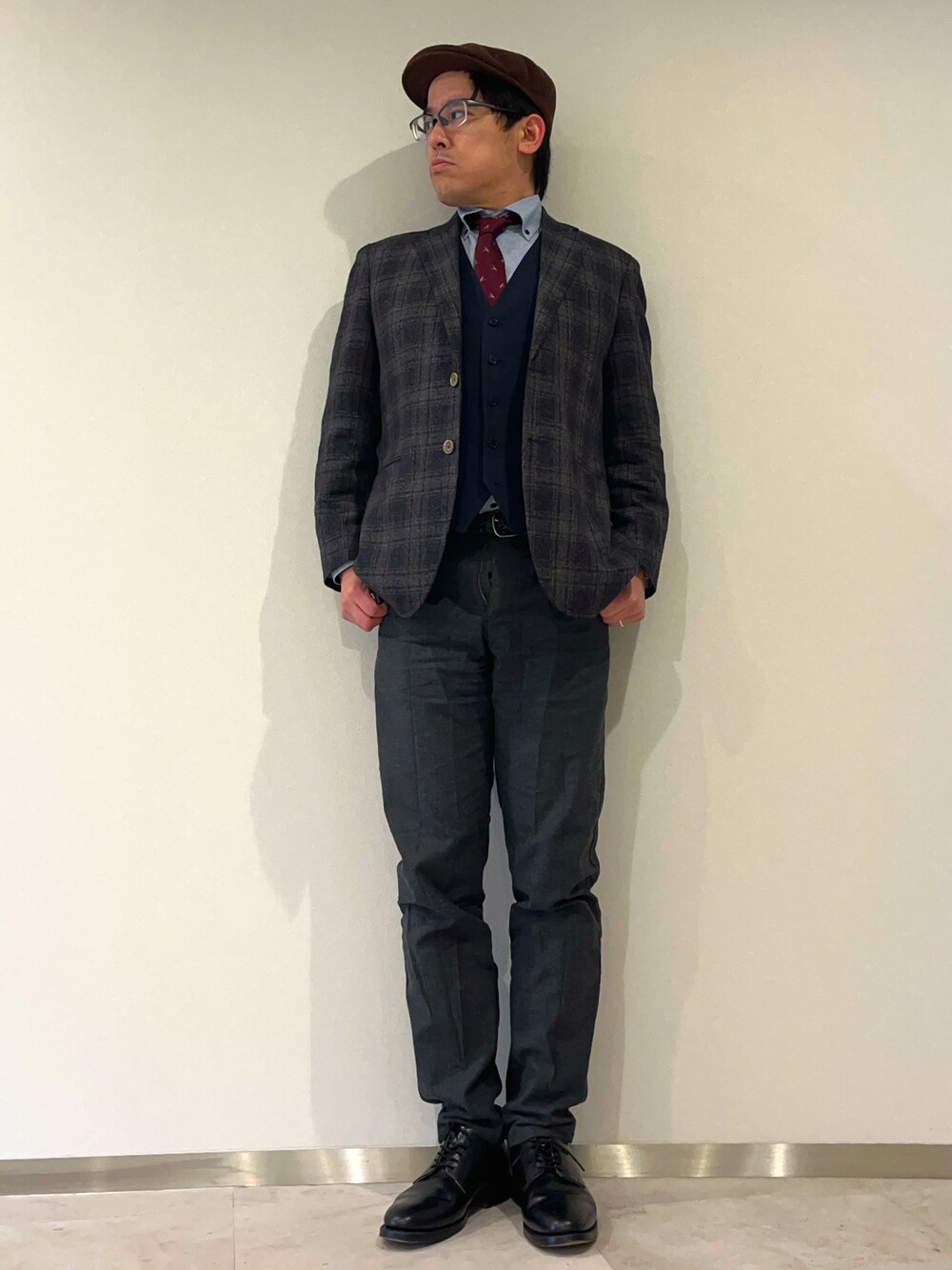 「春コーデ、ビジネスカジュアル、オフィスカジュアル、通勤コーデ、お仕事コーデ、ジャケットスタイル、銀座山形屋、ベスト、チノパン、革靴、ベレー帽、ボタンダウンシャツ、ネクタイ、きれいめカジュアル、チェック」｜「THE SUIT COMPANYのアイテム（ベスト、ブルー系）」を使った、melOnさん（メンズ・173cm）の春コーディネートの1枚目の写真
