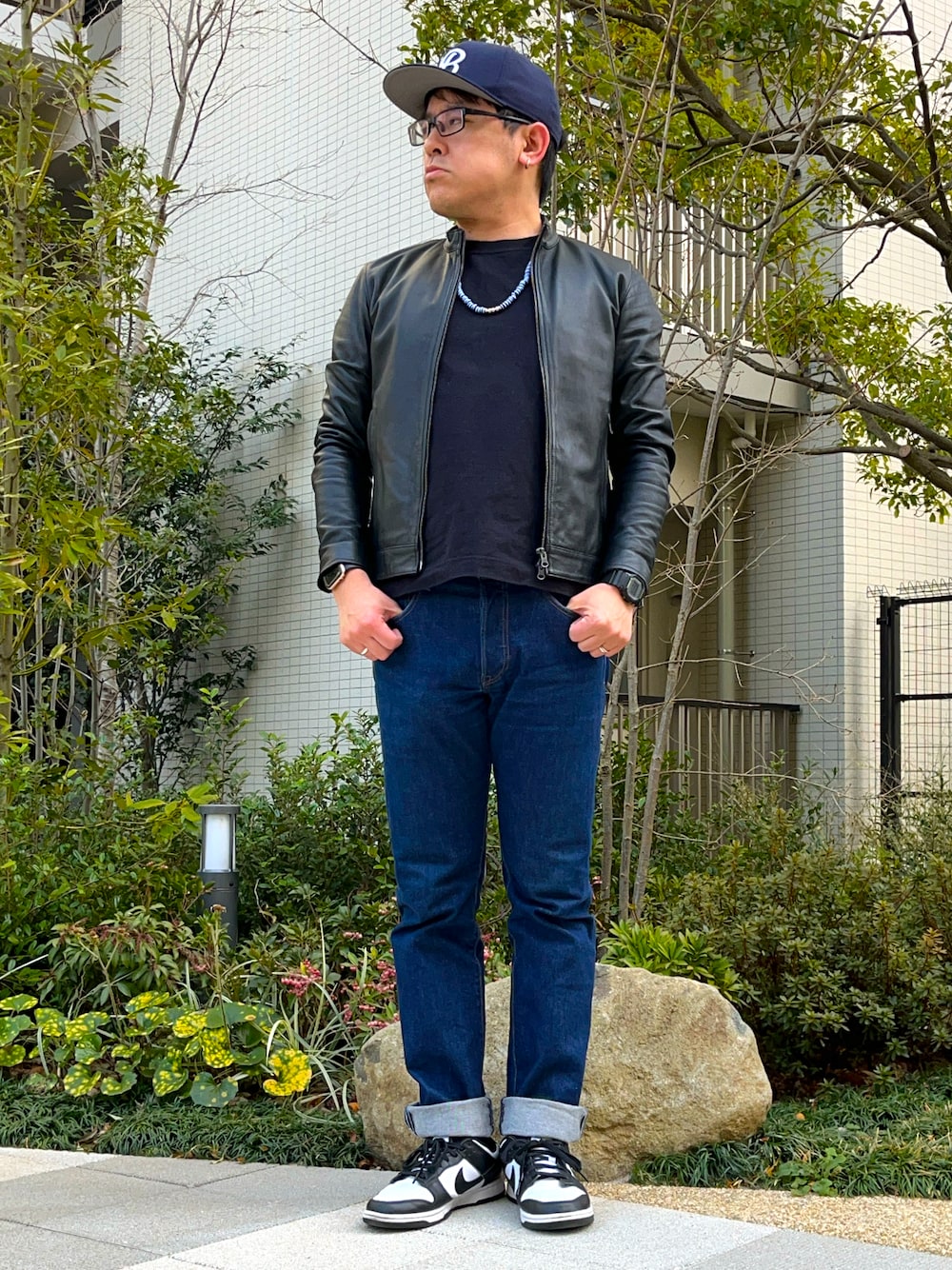 「今日のコーデ、メガネ男子、冬コーデ、お出かけコーデ、休日スタイル、無地T、レザージャケット、ロンT、デニム、ロールアップ、キャップ、スニーカー、ダンク、Levi's、ビーズネックレス」｜「NIKEのナイキ ダンク LOW レトロ メンズシューズ / Nike Dunk Low Retro Men's Shoes DD1391-100 White（スニーカー、ホワイト系）」を使った、melOnさん（メンズ・173cm）の冬コーディネートの1枚目の写真