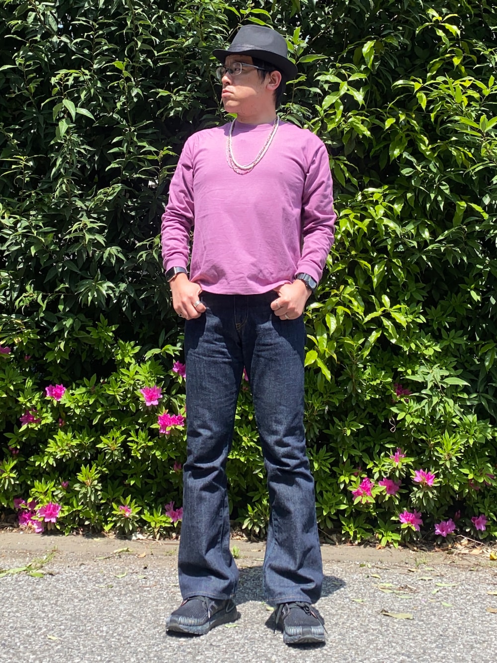 「春コーデ、ロンT、ノームコア、シンプルコーデ、Tシャツ×デニム、無地T、JAPAN BLUE JEANS、フレアパンツ、ウルトラブースト、ultra boost、中折れハット、パールネックレス、ロングネックレス、きれいめカジュアル、おでかけコーデ」｜「HANESの【別注】 ＜Hanes（ヘインズ）＞ BEEFY-T LONG SLEEVE TEE/ビーフィー（Tシャツ/カットソー、パープル系）」を使った、melOnさん（メンズ・173cm）の春コーディネートの1枚目の写真