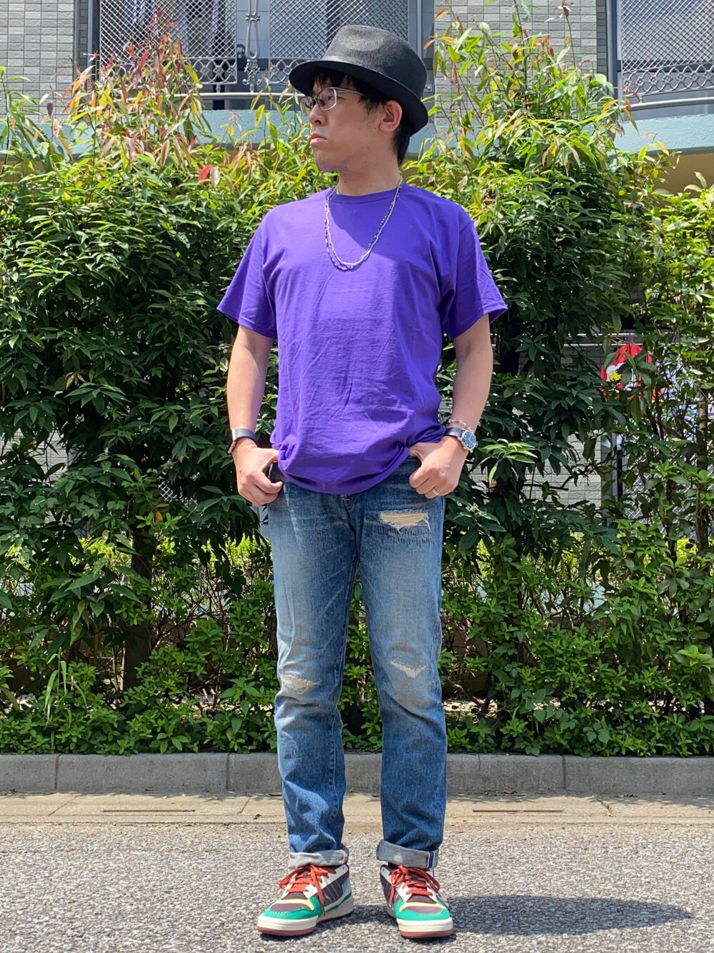 「夏コーデ、ラフコーデ、シンプルコーデ、Tシャツ、ダメージデニムパンツ、デニム、スニーカー、Tシャツ×デニム、forum、フォーラム、中折れハット、ビーズネックレス、ロールアップ、無地T、きれいめカジュアル」｜「ChampionのChampion/チャンピオン オーバーサイズ クルーネック 半袖 Tシャツ（Tシャツ/カットソー、パープル系）」を使った、melOnさん（メンズ・173cm）の夏コーディネートの1枚目の写真