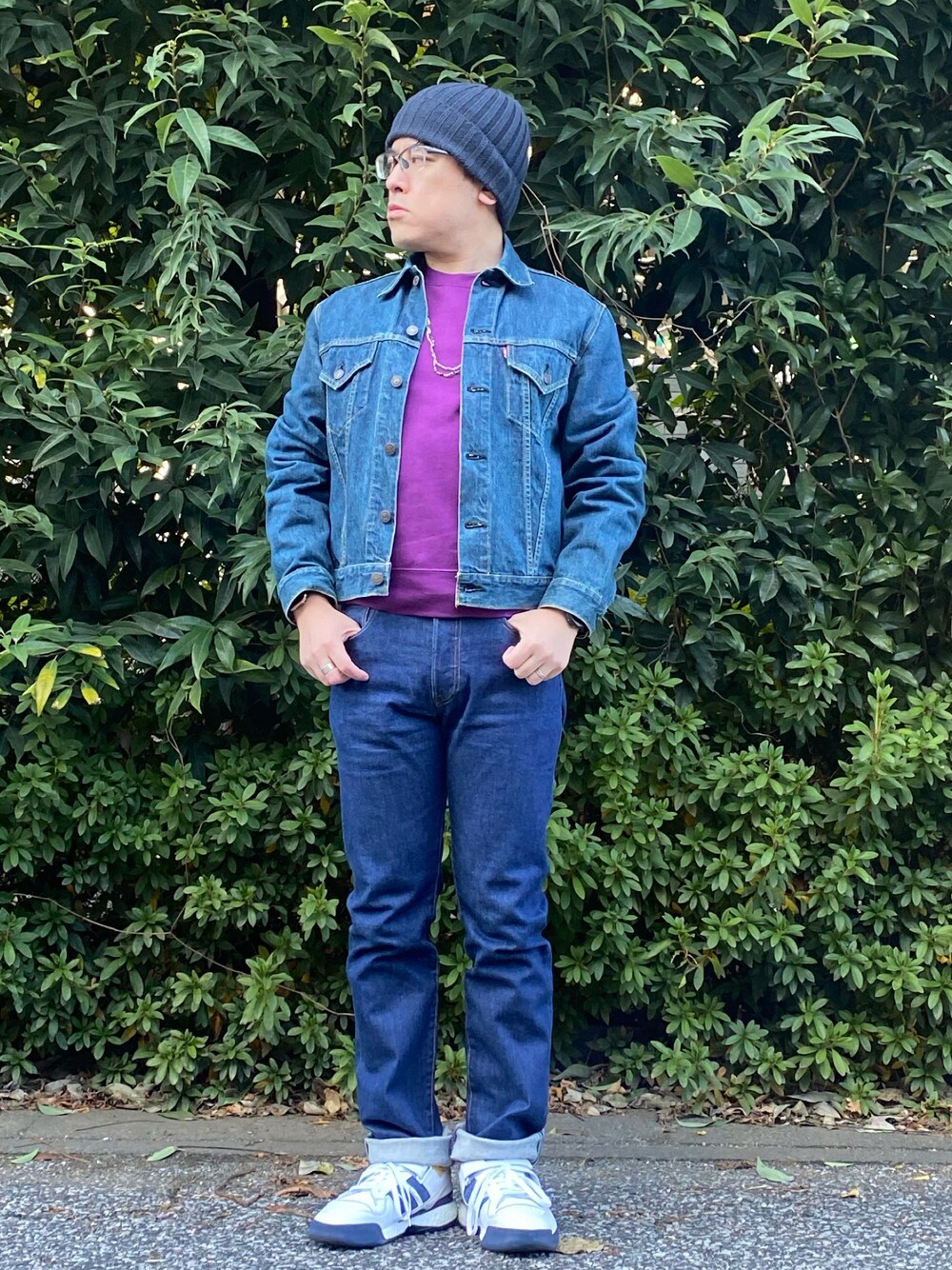 「クリスマスに着たい服、マイベストコーデ2022、デニムオンデニム、冬コーデ、Levi's、レイヤードスタイル、デニムコーデ、スニーカーコーデ、HUMAN MADE、フォーラム、forum、ビーズネックレス、重ね付け、adidas、差し色」｜「UNIQLOのアイテム（スウェット、パープル系）」を使った、melOnさん（メンズ・173cm）の冬コーディネートの1枚目の写真