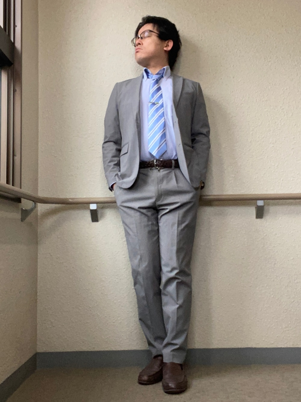 「春コーデ、春服みてみて、通勤コーデ、お仕事コーデ、ビジネススタイル、オフィススタイル、スーツスタイル、セットアップ、グレー、ストライプシャツ、ネクタイ、差し色（青）、革靴、スリッポン、シンプルコーデ」｜「Perfect Suit FActoryの【形態安定】長袖ワイシャツ　ドビー　サックス（ビジネスシャツ、ブルー系）」を使った、melOnさん（メンズ・173cm）の春コーディネートの1枚目の写真