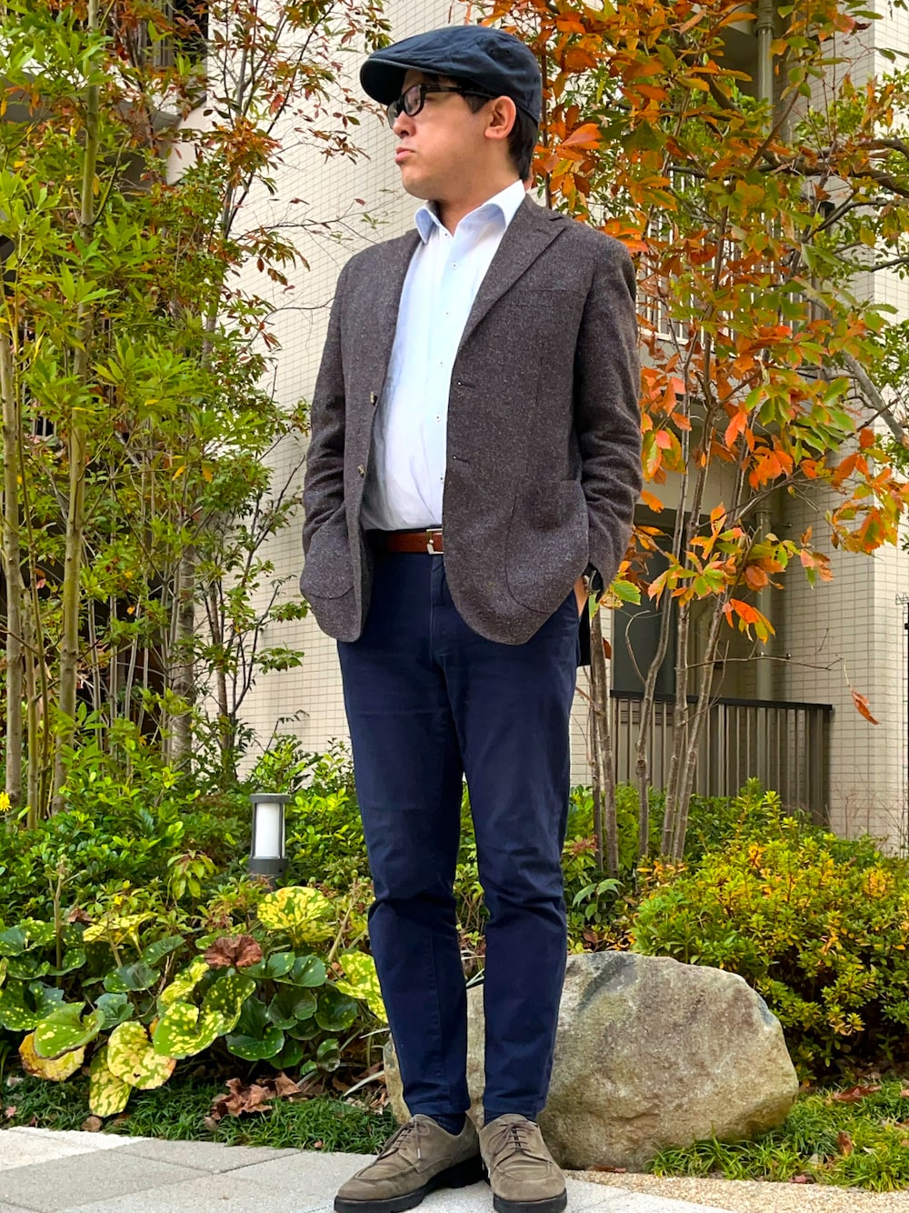 ホワイト系のビジネスシャツ、ブルー系のその他パンツ、ブラウン系のテーラードジャケットを着用したメンズの冬コーディネートの1枚目の写真