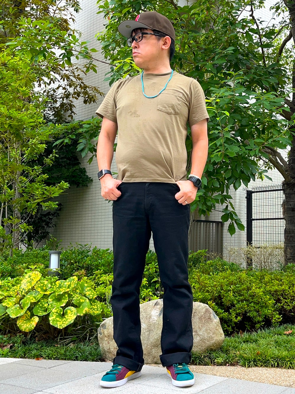 「夏コーデ、夏だ！Tシャツ着よう！、秋服準備はじめました、無地T、ポケットＴシャツ、デニム、フレアパンツ、ワイドパンツ、スニーカー、suede、スエード、キャップ、ビーズネックレス、シルバーアクセサリー、古着MIX」｜「A BATHING APEのBAPE PROJECTOR LIGHT KEY CHAIN M（キーケース/キーアクセサリー、ブラック系）」を使った、melOnさん（骨格ナチュラル・メンズ・173cm）の夏コーディネートの1枚目の写真
