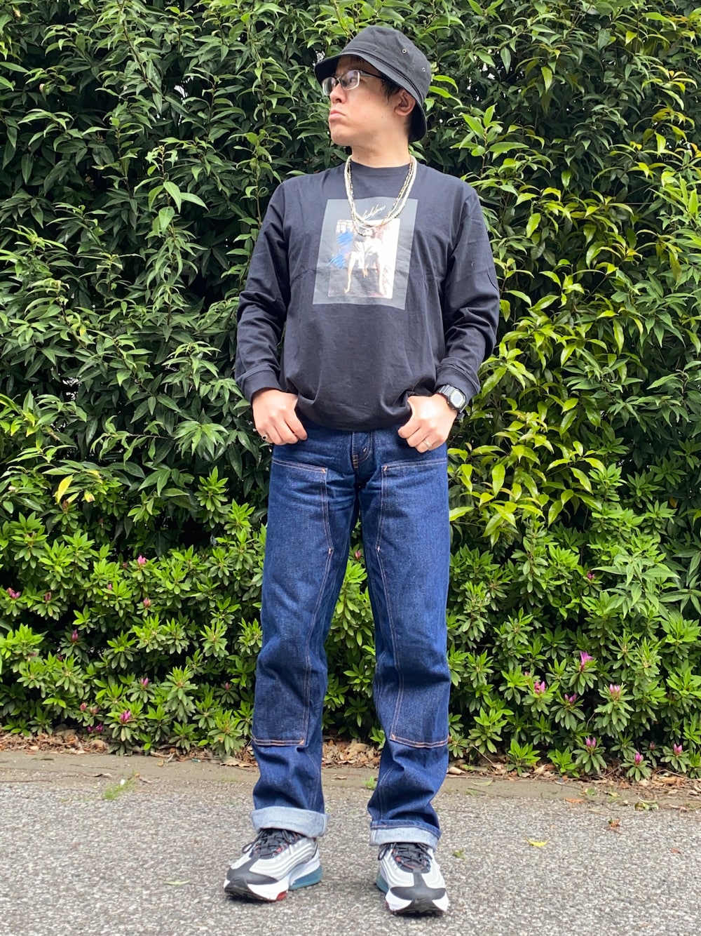 「春コーデ、メンズファッション、Tシャツ×デニム、ロンT、フォトT、シンプルコーデ、prison blues、プリズンブルース、AIR MAX、エアマックス、バケットハット、ペインターパンツ、ロールアップ、ロングネックレス、ビッグシルエット」｜「INHERITのフラッシュダンス ロングスリーブTシャツ typeA（Tシャツ/カットソー、ブラック系）」を使った、melOnさん（メンズ・173cm）の春コーディネートの1枚目の写真