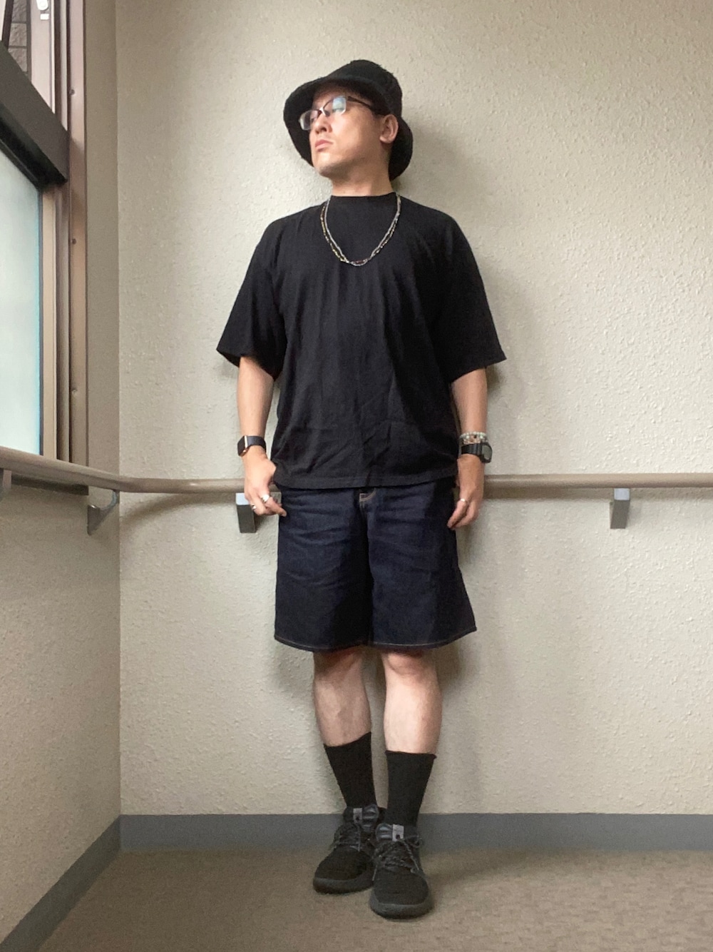 「夏コーデ、休日スタイル、オールブラック、ストリート、モードストリート、韓国ファッション、ヒップホップ、ハーフパンツ、ブラックデニム、adidas、ファレル・ウィリアムズ、バケットハット、ビーズネックレス、アクセじゃら付け、ビッグシルエット」｜「URBAN RESEARCH warehouseの半袖ビッグTee∴（Tシャツ/カットソー、ブラック系）」を使った、melOnさん（メンズ・173cm）の夏コーディネートの1枚目の写真