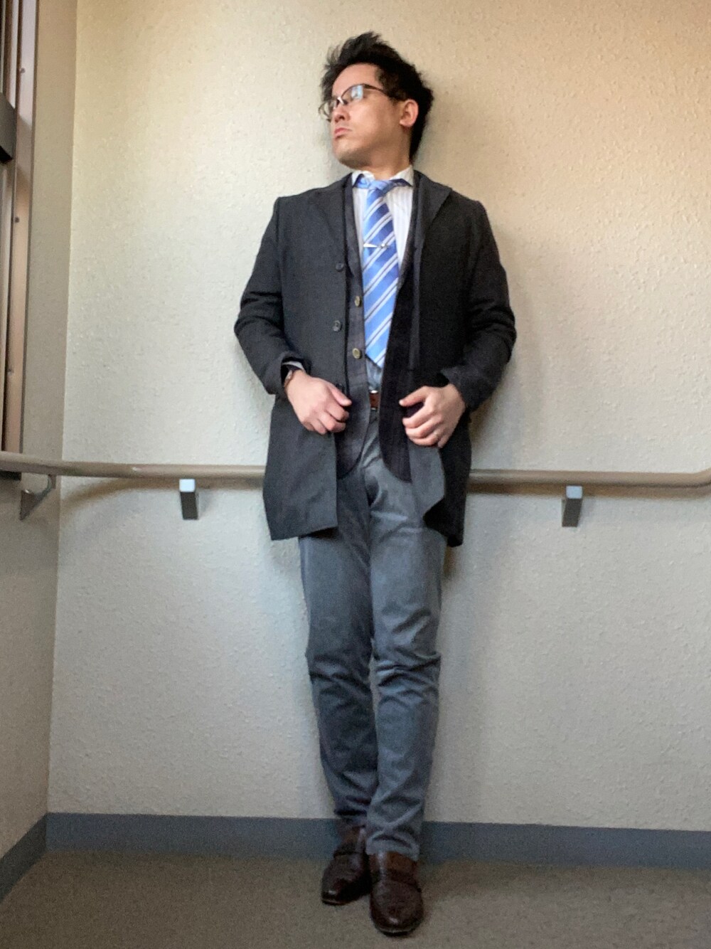 「冬コーデ、通勤コーデ、お仕事コーデ、ビジネスカジュアル、オフィスカジュアル、シンプルコーデ、きれいめカジュアル、チェスターコート、銀座山形屋、テーラードジャケット、デニムパンツ、スラックス、革靴、ローファー、ストライプシャツ」｜「Choyaのアイテム（ビジネスシャツ、ホワイト系）」を使った、melOnさん（メンズ・173cm）の冬コーディネートの1枚目の写真